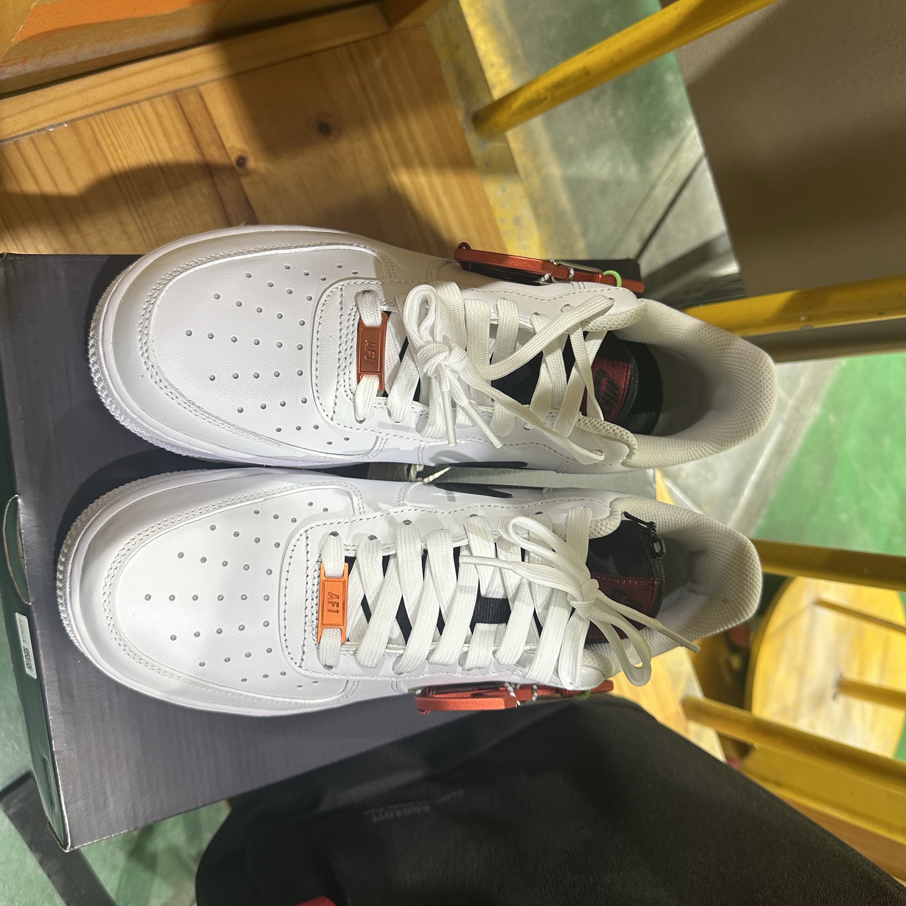 Nike Air Force 1 '07 PRM Carabiner Red 착용 스타일