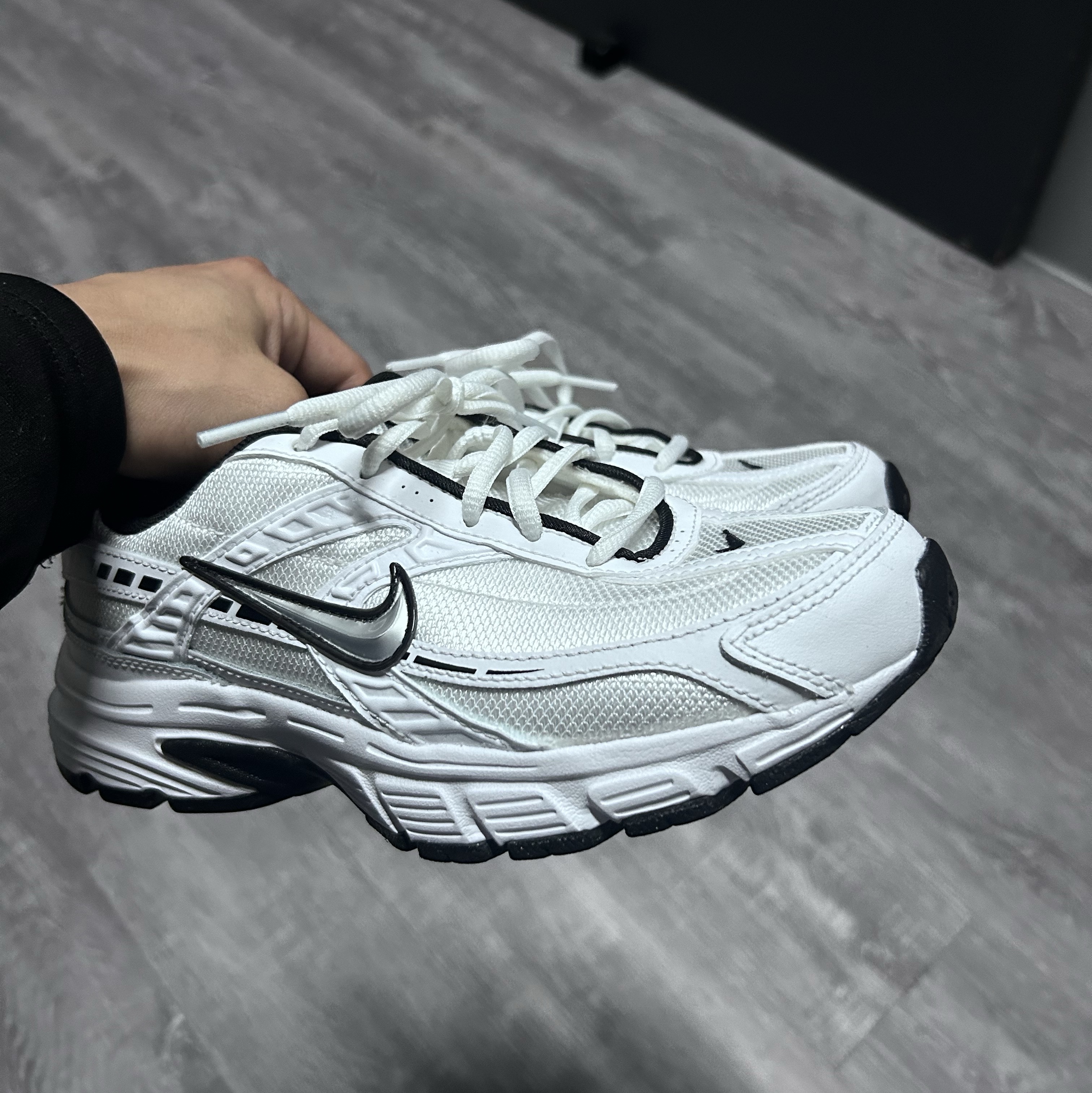(W) Nike Initiator White Black 착용 스타일