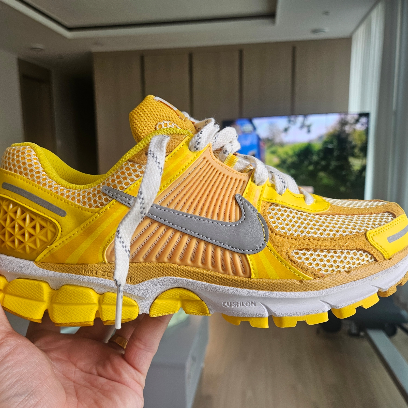 Nike Zoom Vomero 5 Yellow Ochre 착용 스타일