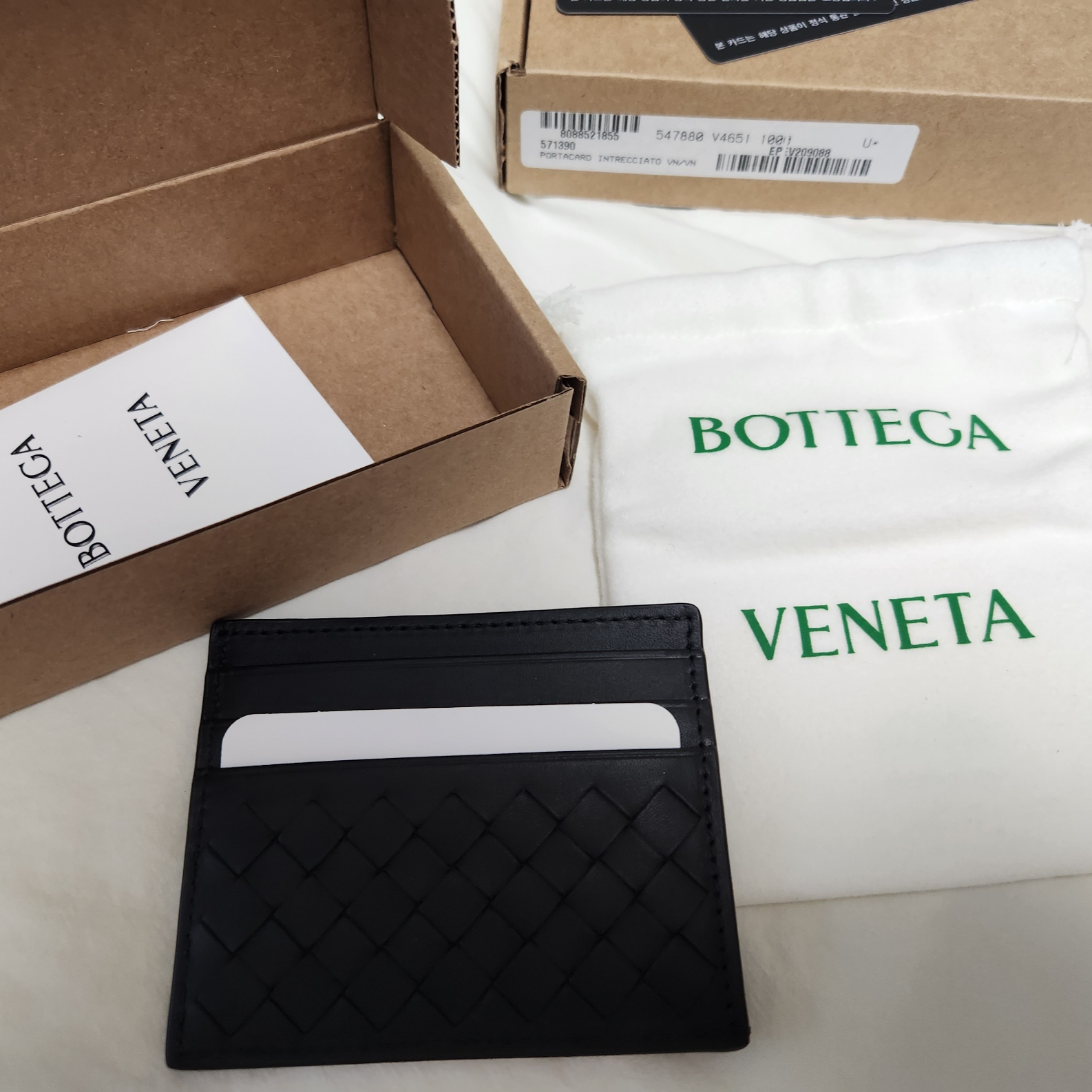 Bottega Veneta Credit Card Case Black 착용 스타일 - 1