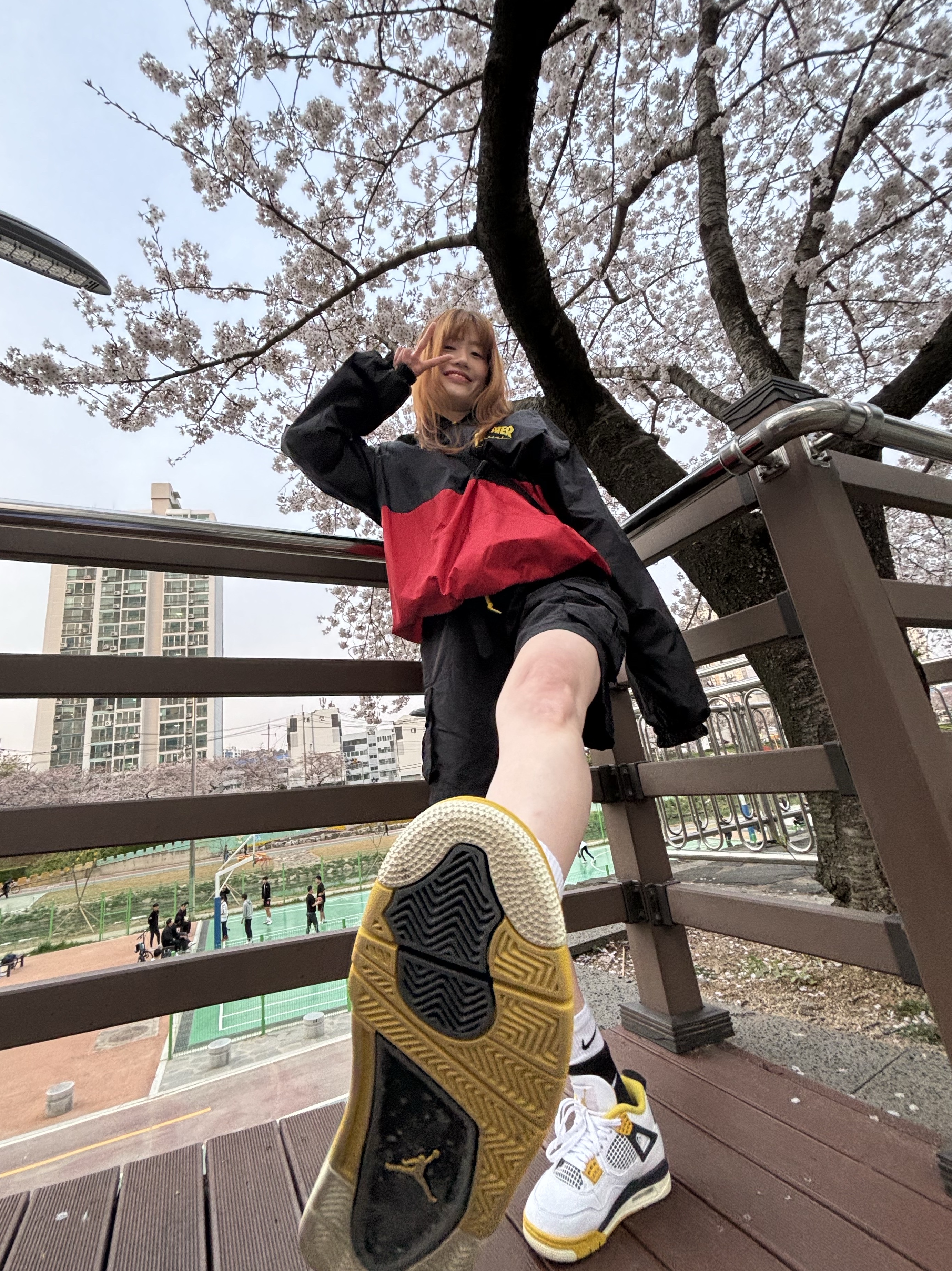 (W) Jordan 4 Retro Vivid Sulfur, Human Made Acrylic Heart Keyring Yellow 착용 스타일 - 2