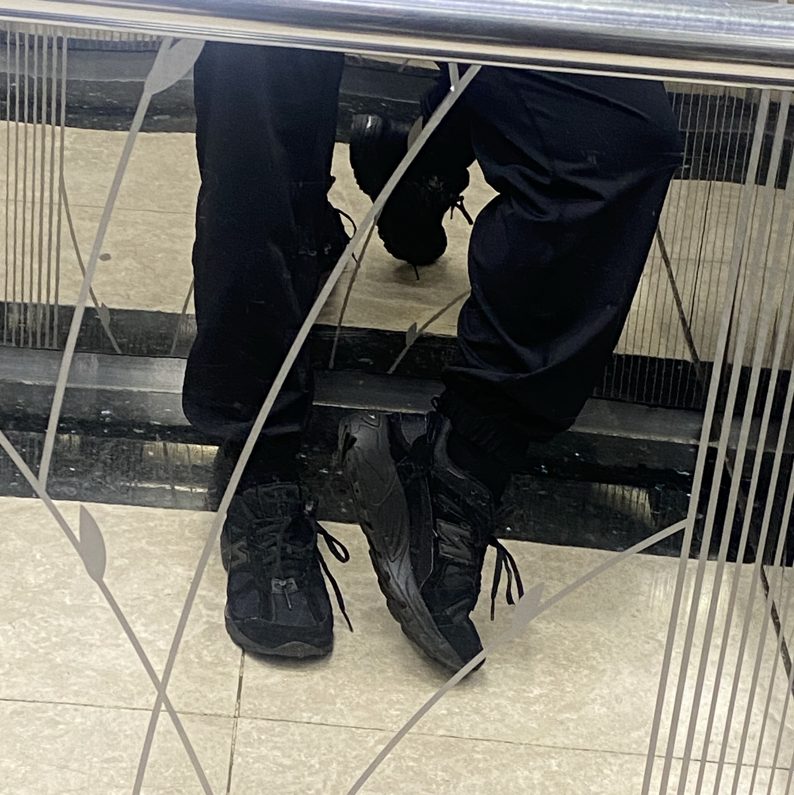 New Balance 878 Triple Black 착용 스타일