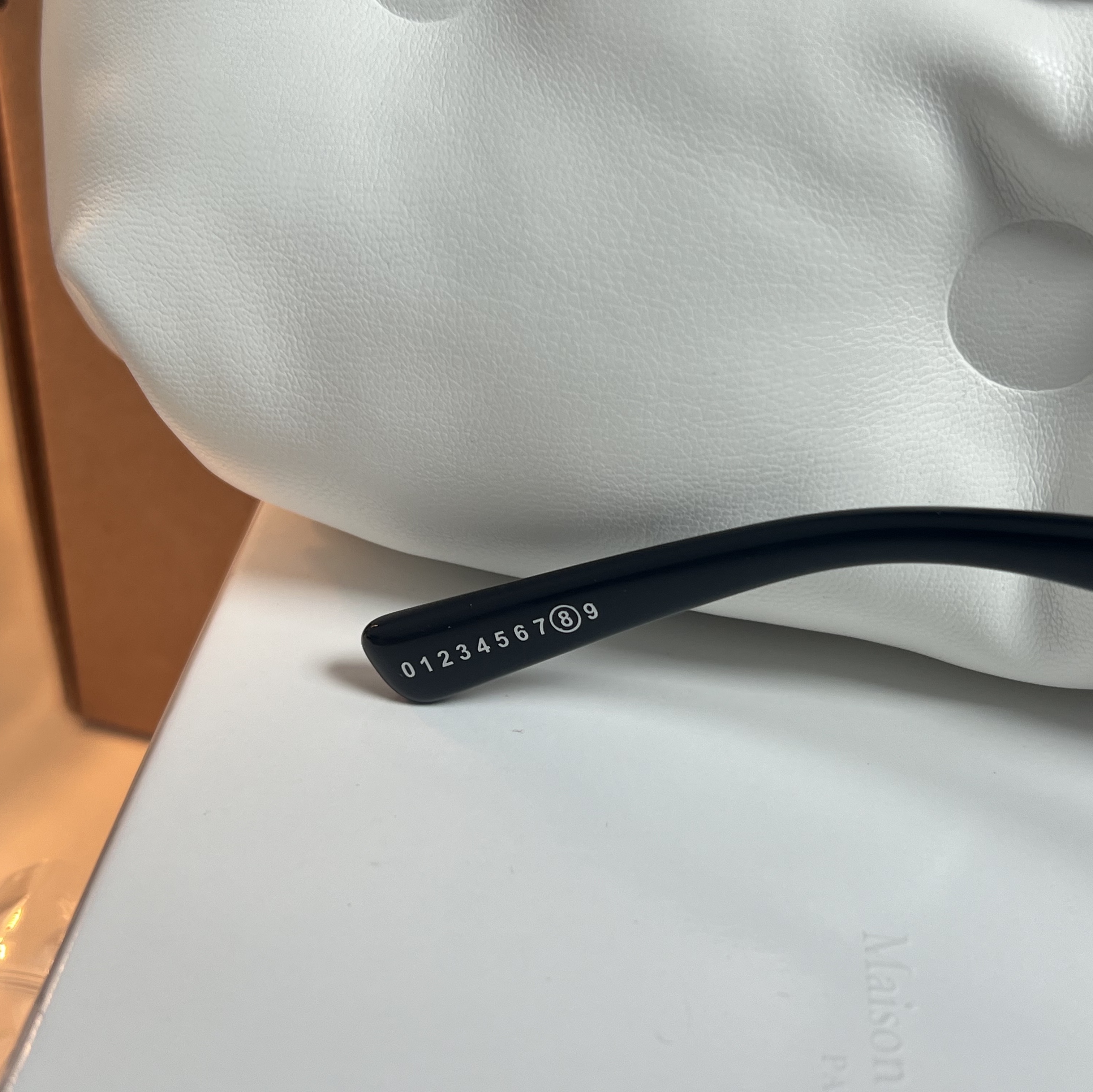 Gentle Monster x Maison Margiela MM110 Black Black 착용 스타일 - 3