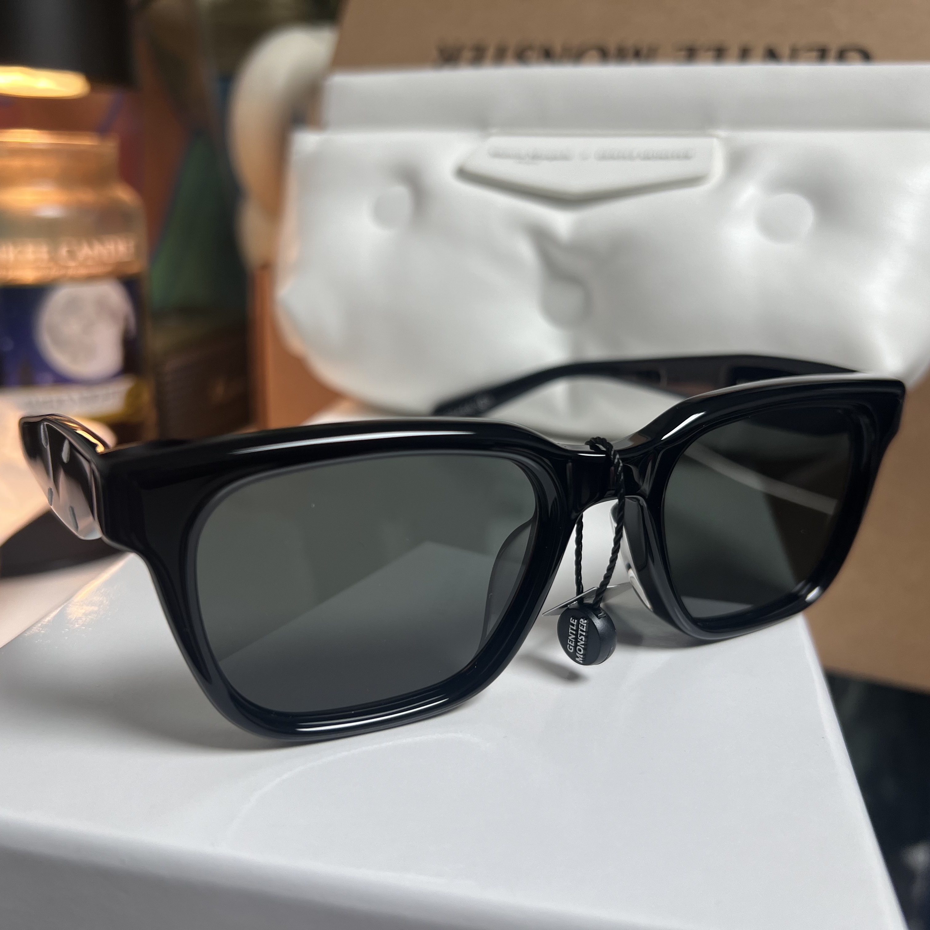 Gentle Monster x Maison Margiela MM110 Black Black 착용 스타일 - 1