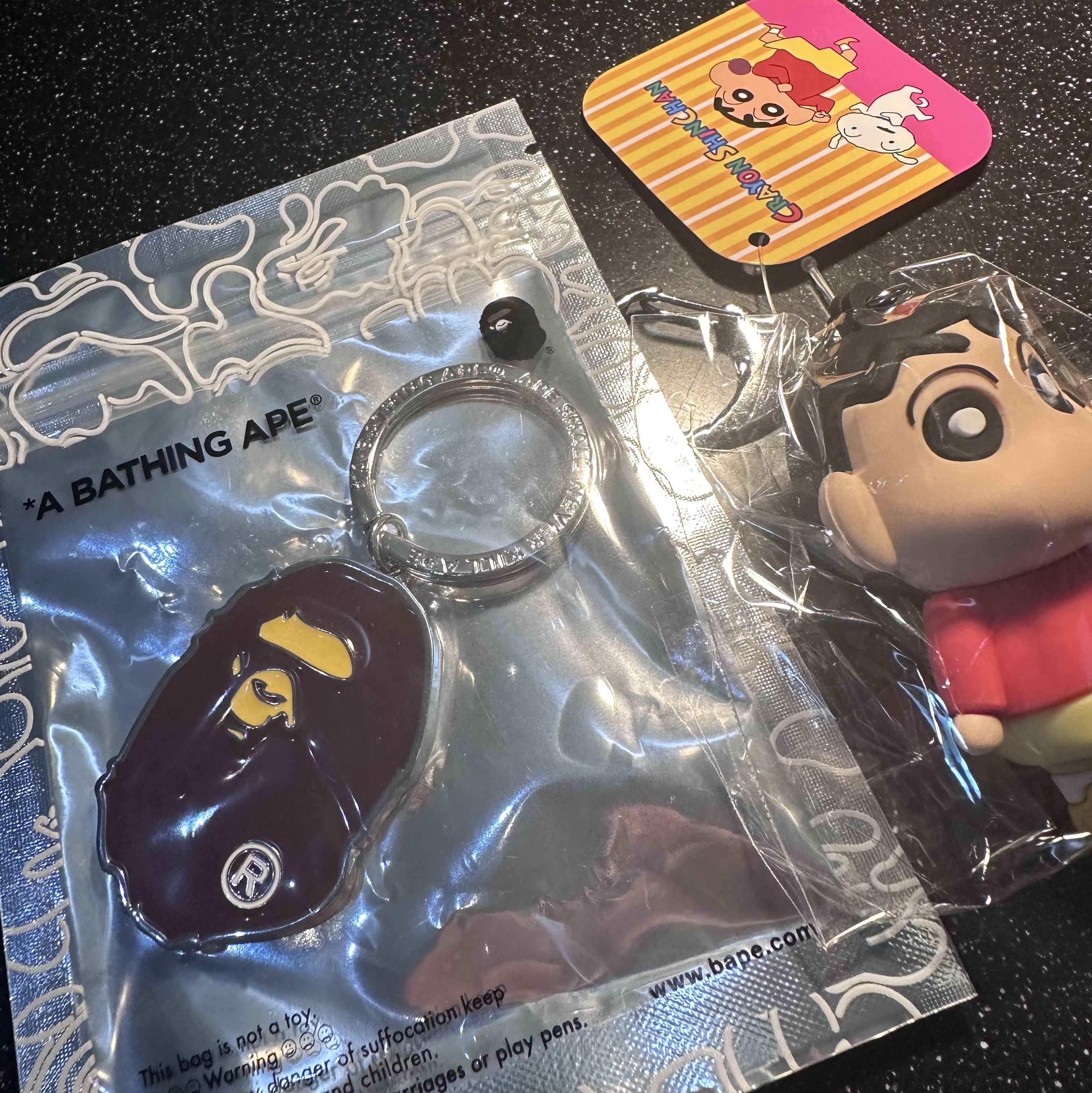BAPE Ape Head Metal Keychain Brown 착용 스타일