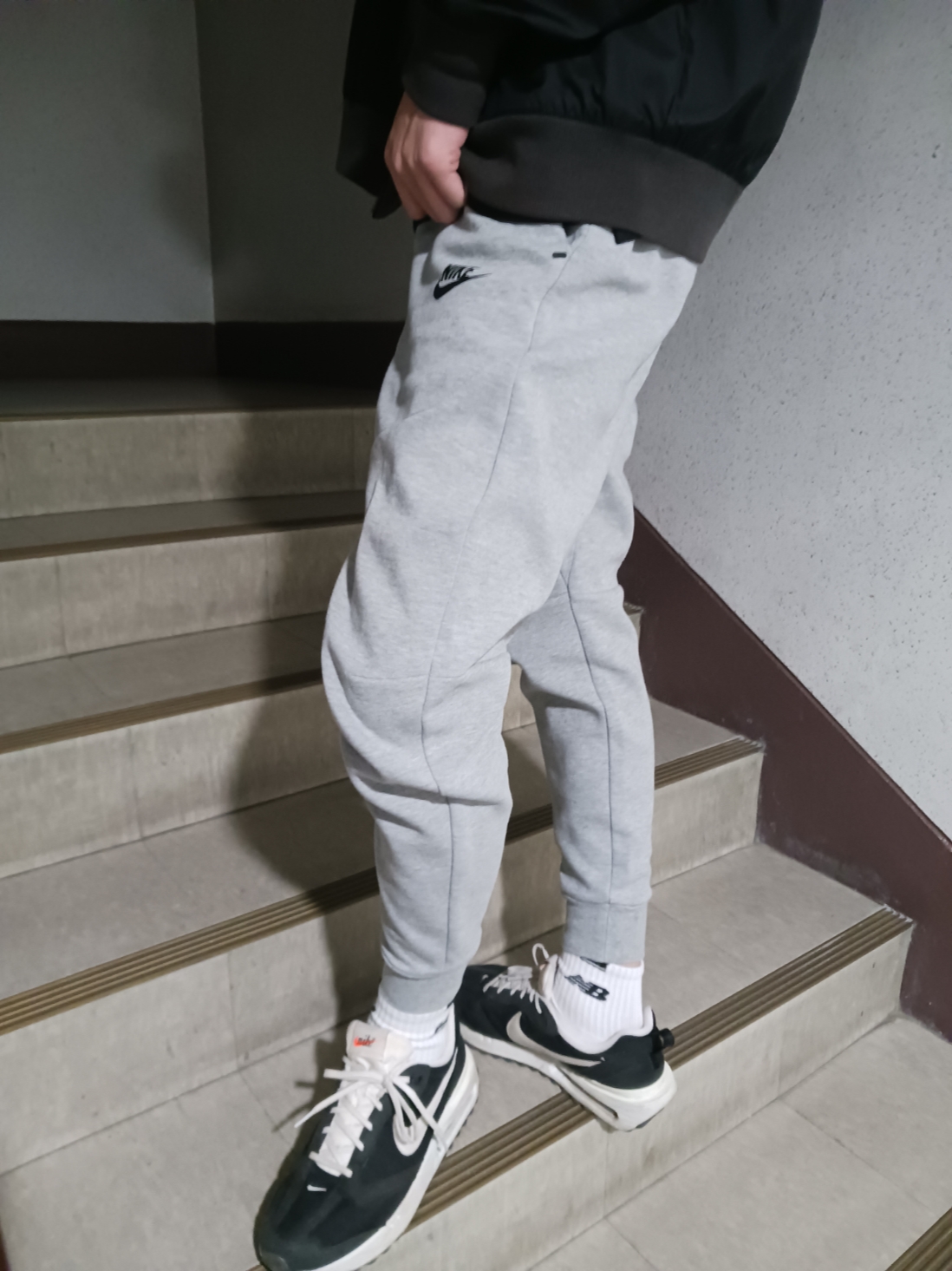 Nike Air Max Dawn Black White, Nike NSW Tech Fleece Jogger Dark Grey Heather - Asia 착용 스타일 - 1
