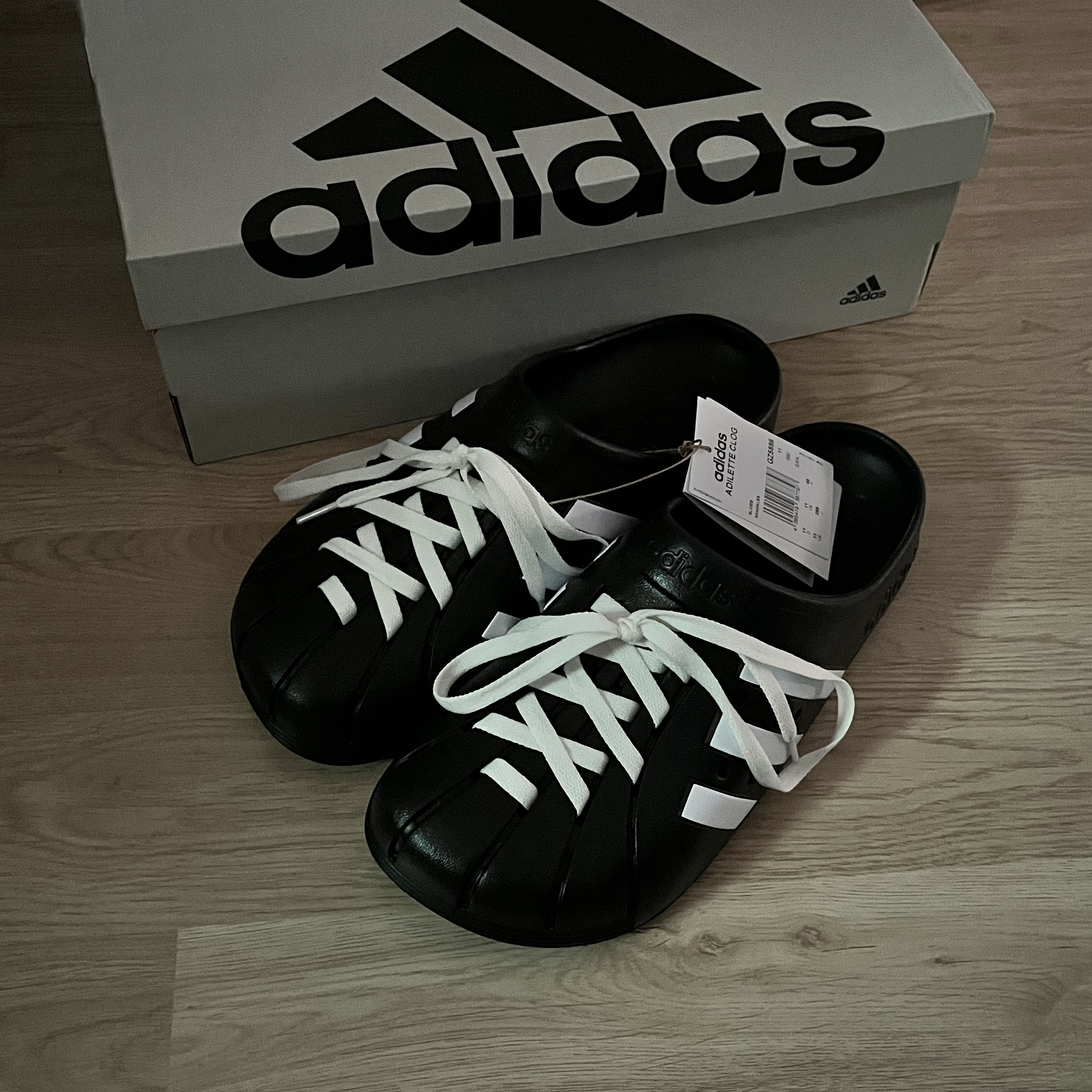 Adidas Adilette Clog Black White 착용 스타일