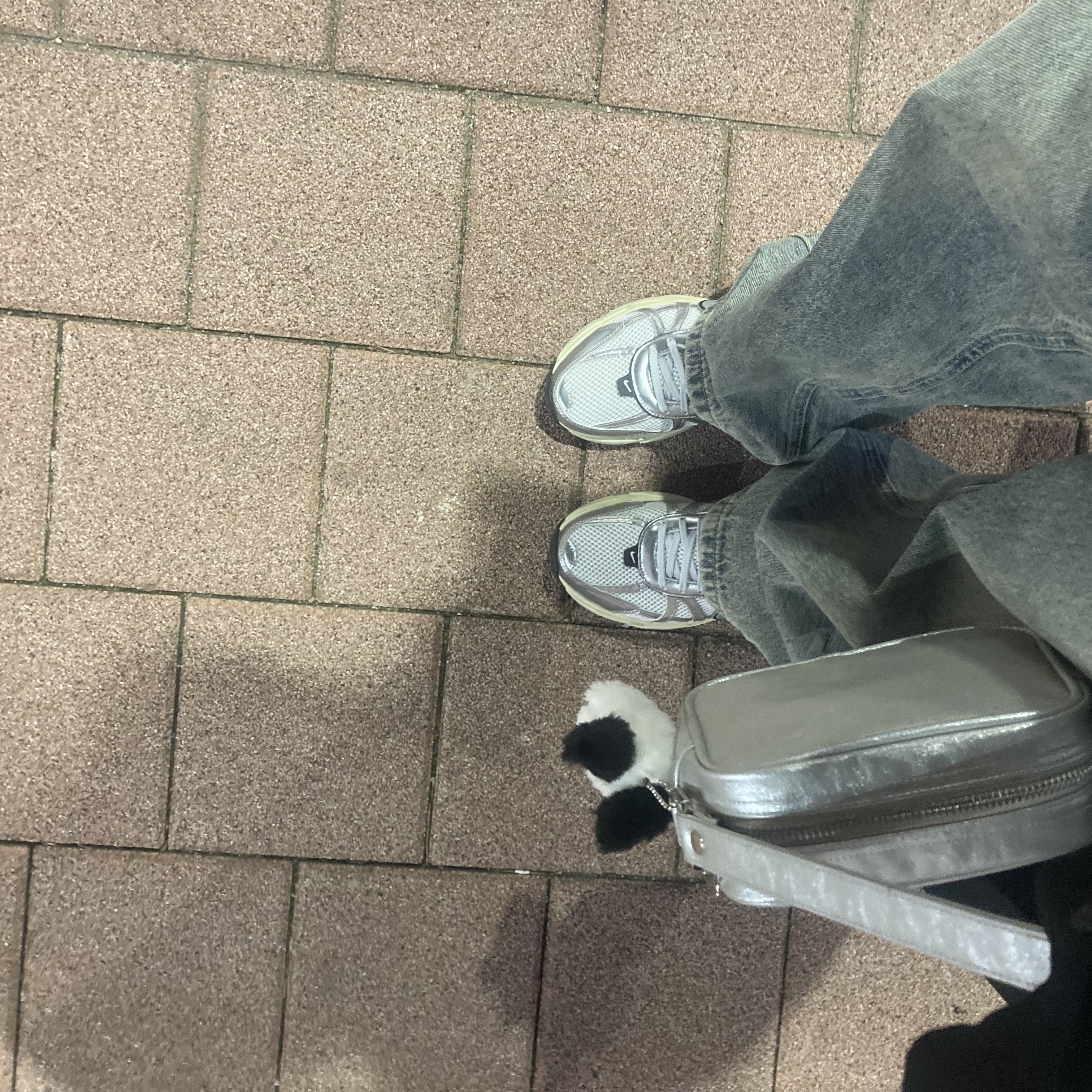 Nike V2K Run Summit White Metallic Silver 착용 스타일