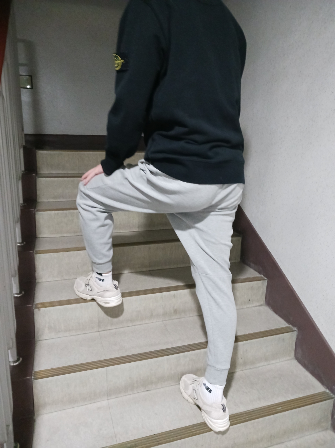 New Balance 530 Ivory, Nike NSW Tech Fleece Jogger Dark Grey Heather - Asia 착용 스타일 - 2