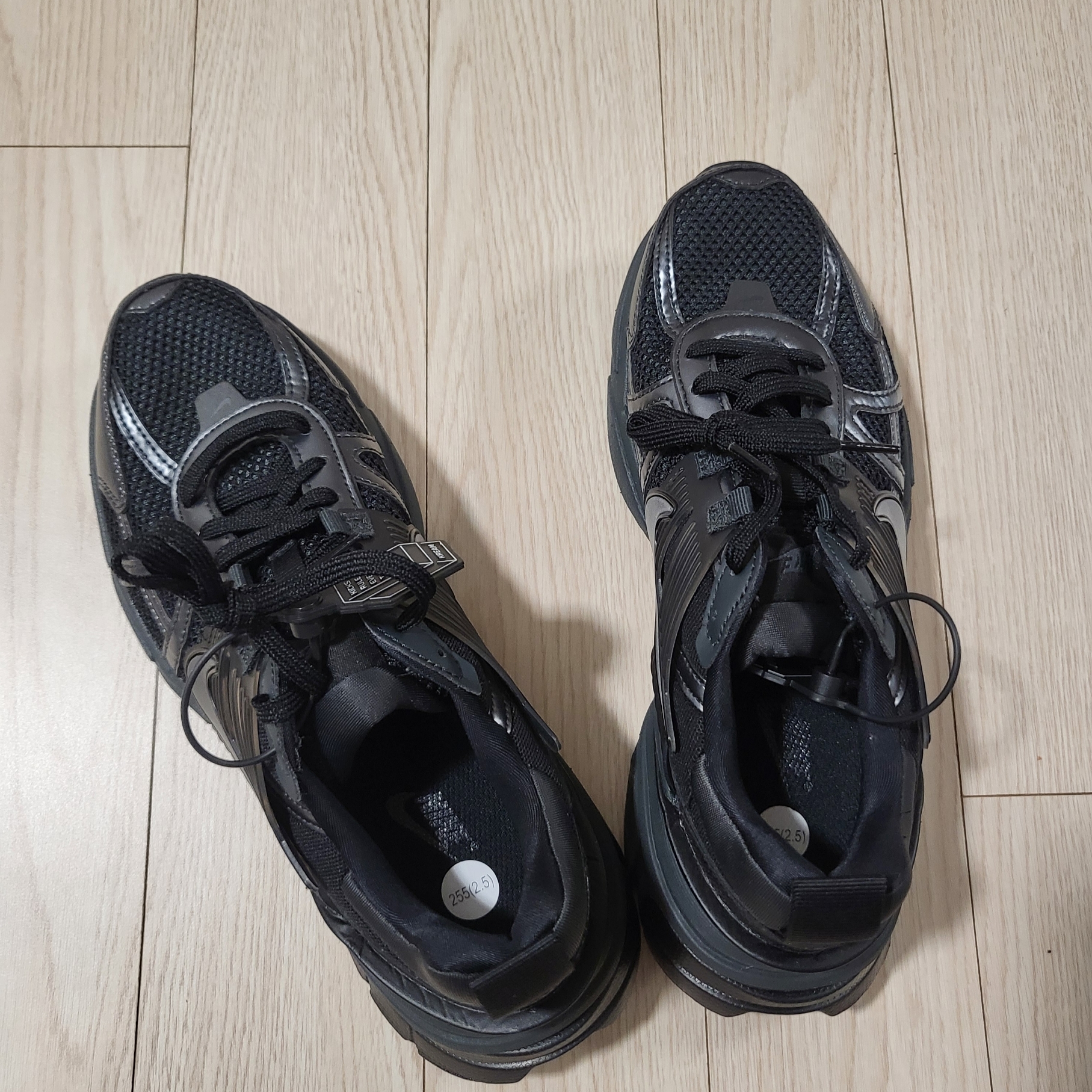 Nike V2K Run Black Anthracite 착용 스타일 - 1