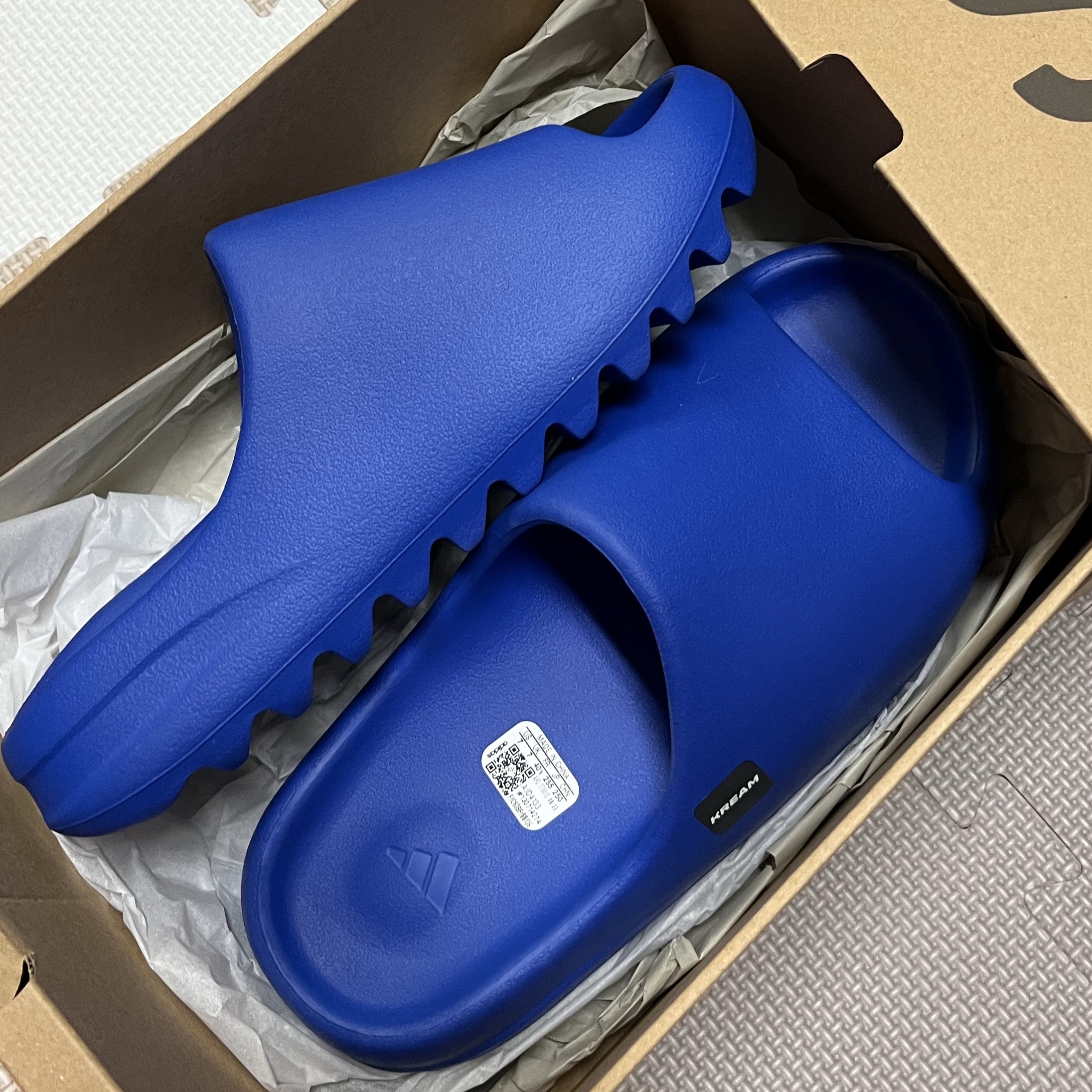 Adidas Yeezy Slide Azure 착용 스타일 - 1