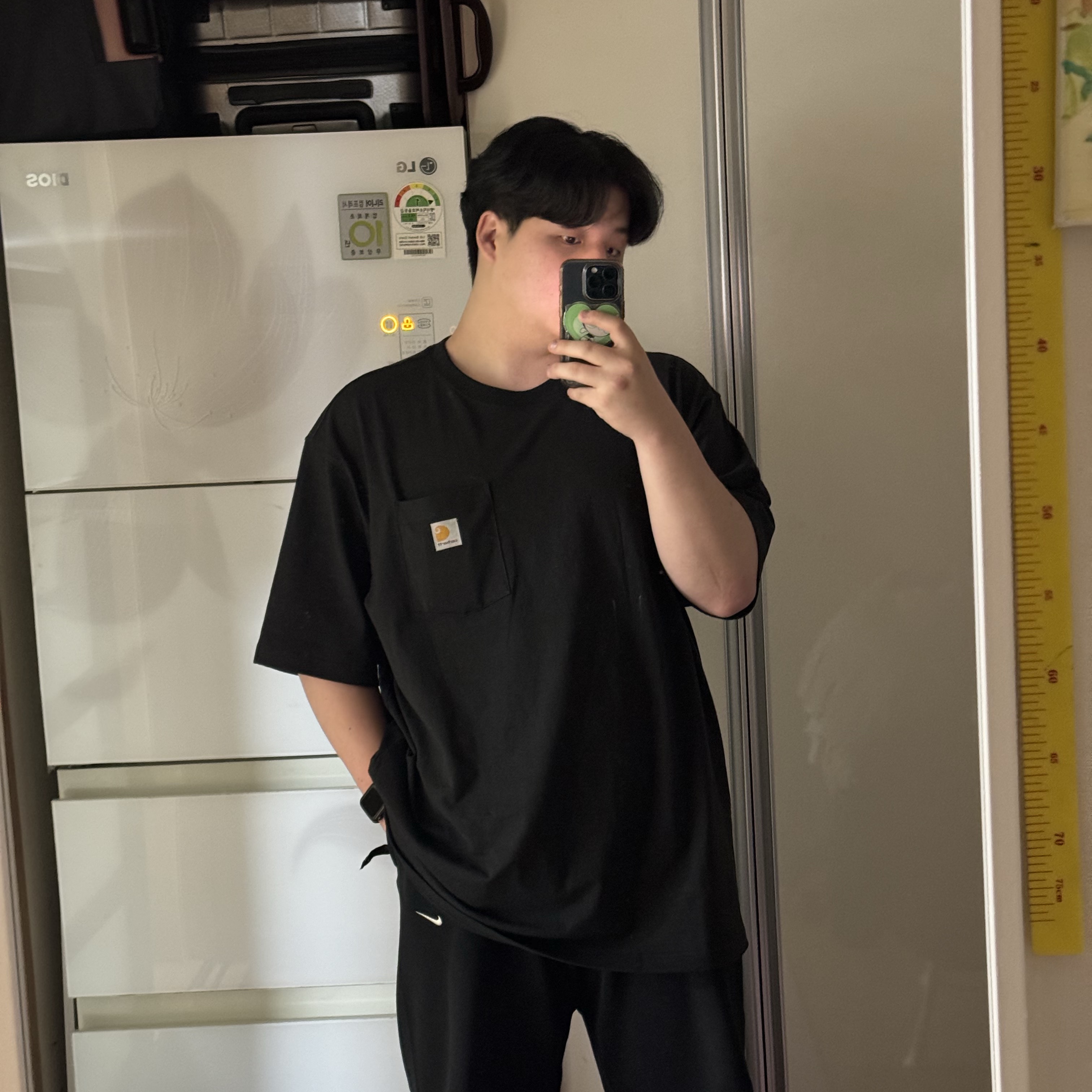 Carhartt Loose Fit Heavyweight Regular Short Sleeve Pocket T-Shirt Black 착용 스타일 - 2