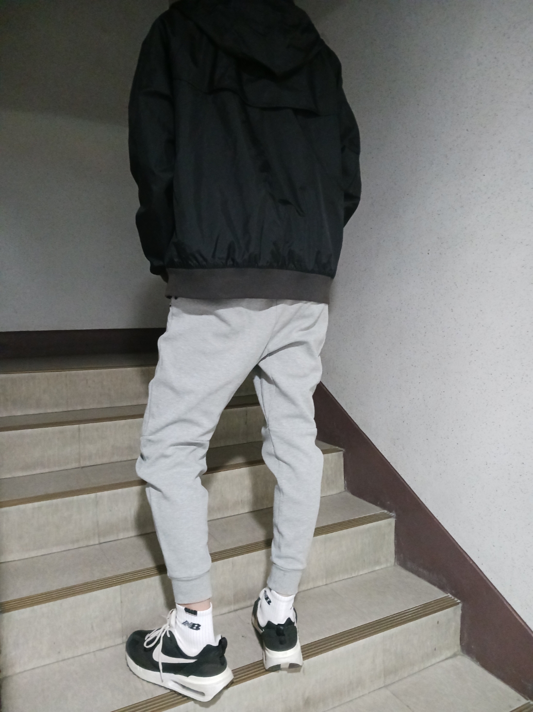 Nike Air Max Dawn Black White, Nike NSW Tech Fleece Jogger Dark Grey Heather - Asia 착용 스타일 - 2