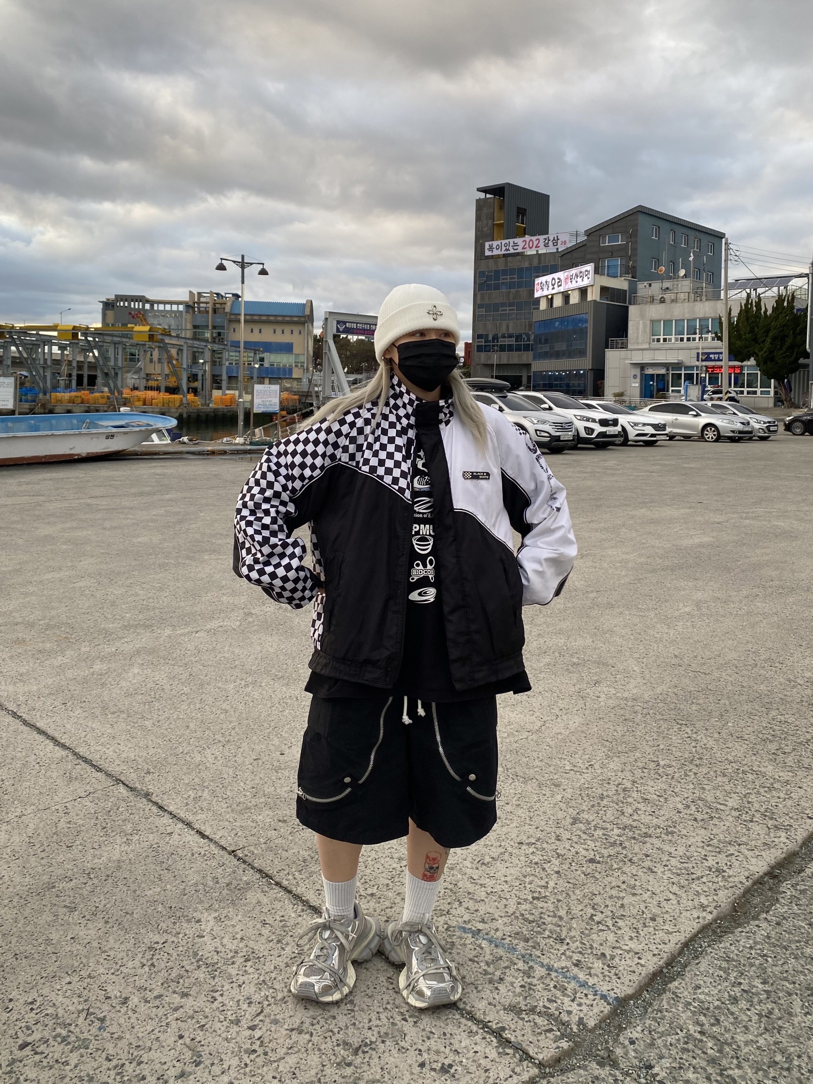(W) Balenciaga 3XL Sneakers Light Beige, Surgery Clover Logo Short Beanie White 착용 스타일