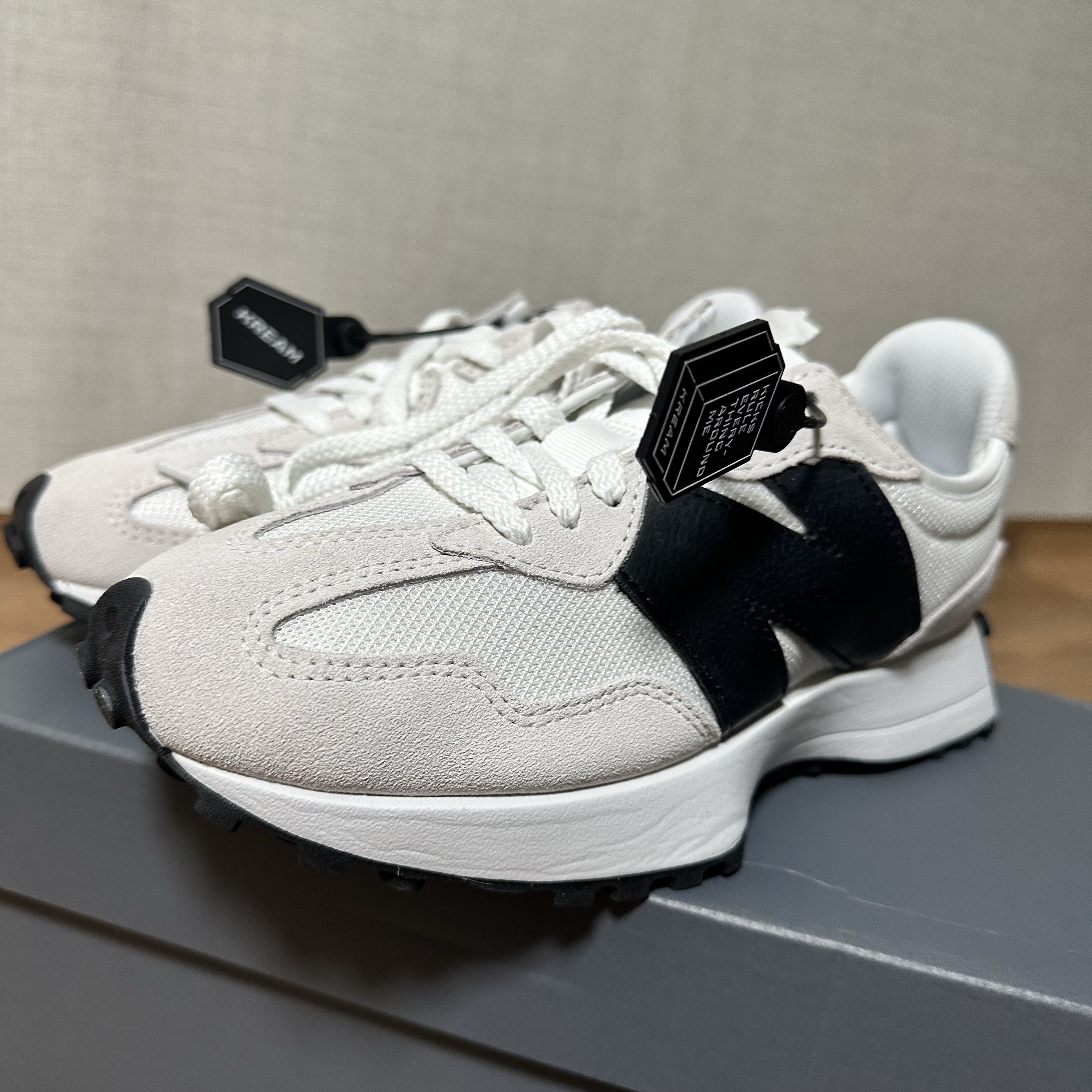 New Balance 327 White Black 착용 스타일 - 1