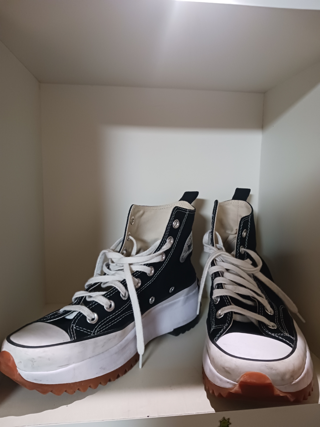 Converse Run Star Hike Hi Black White Gum 착용 스타일 - 1