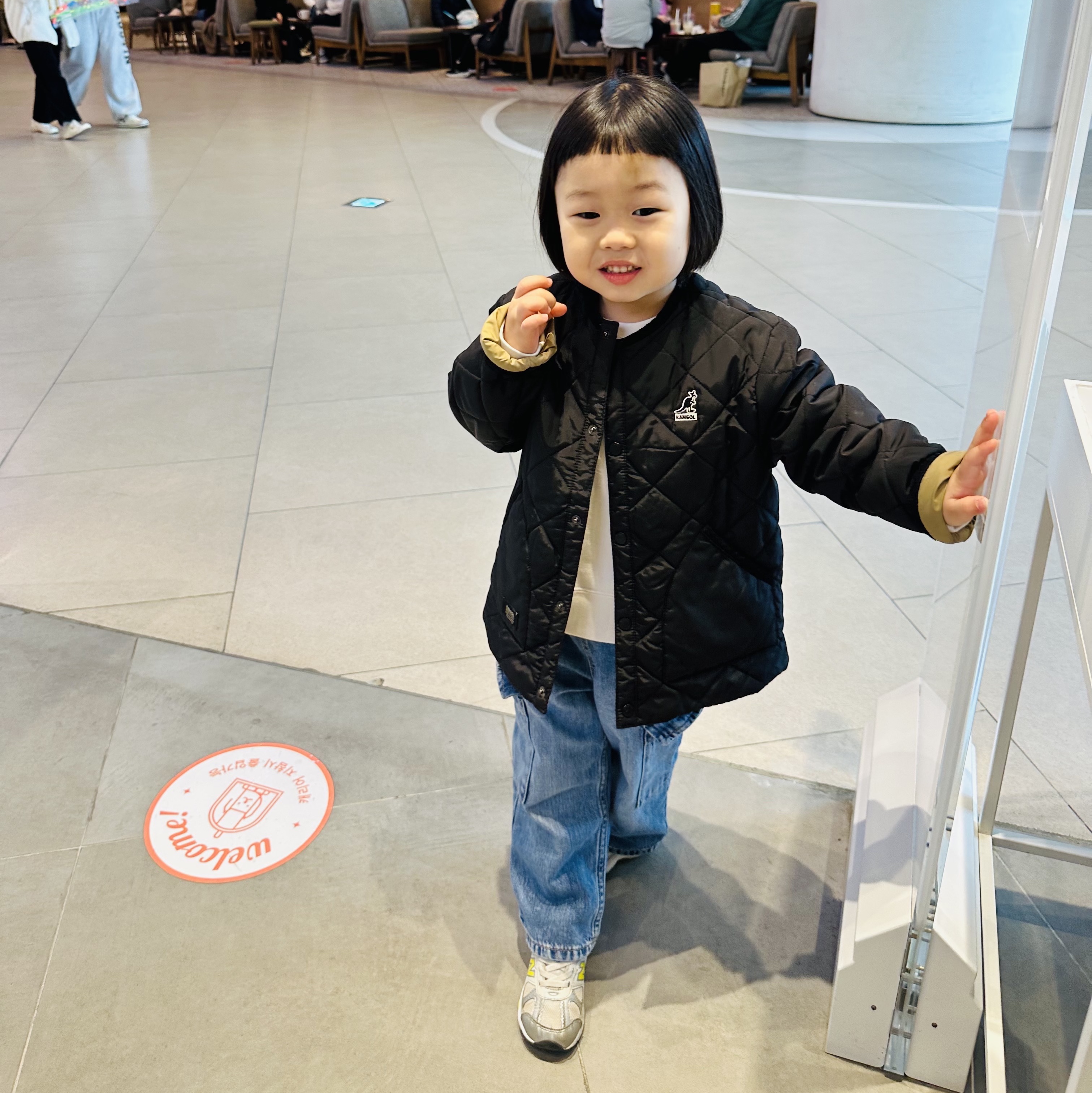 New Balance 530 Silver, (Kids) Uniqlo UT x Kaws Long Sleeve Sweatshirt Off White 착용 스타일 - 2