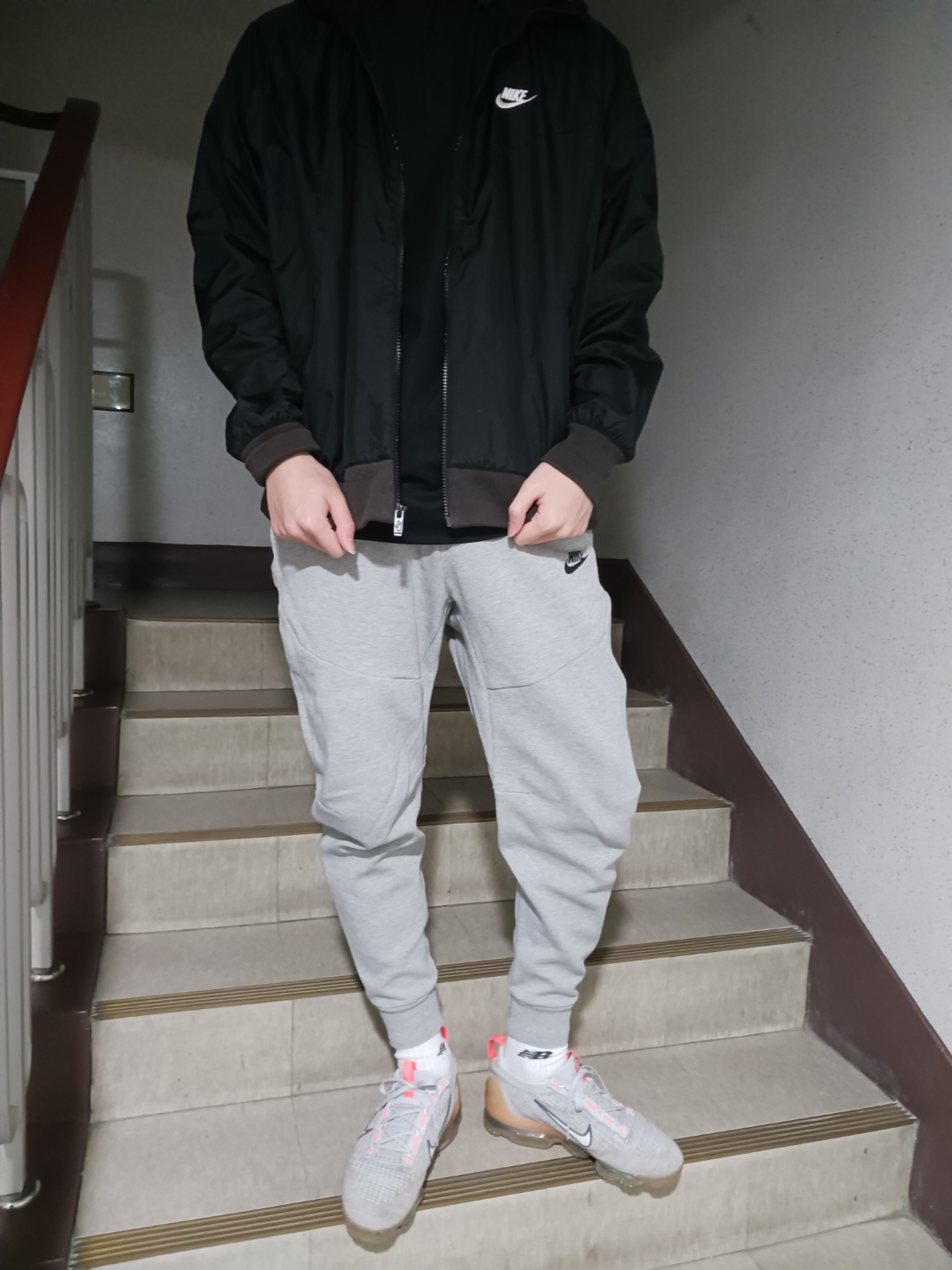 Nike NSW Windrunner Hoodie Jacket Black - Asia, Nike Air VaporMax 2021 Flyknit Grey Fog Bright Mango 착용 스타일 - 2