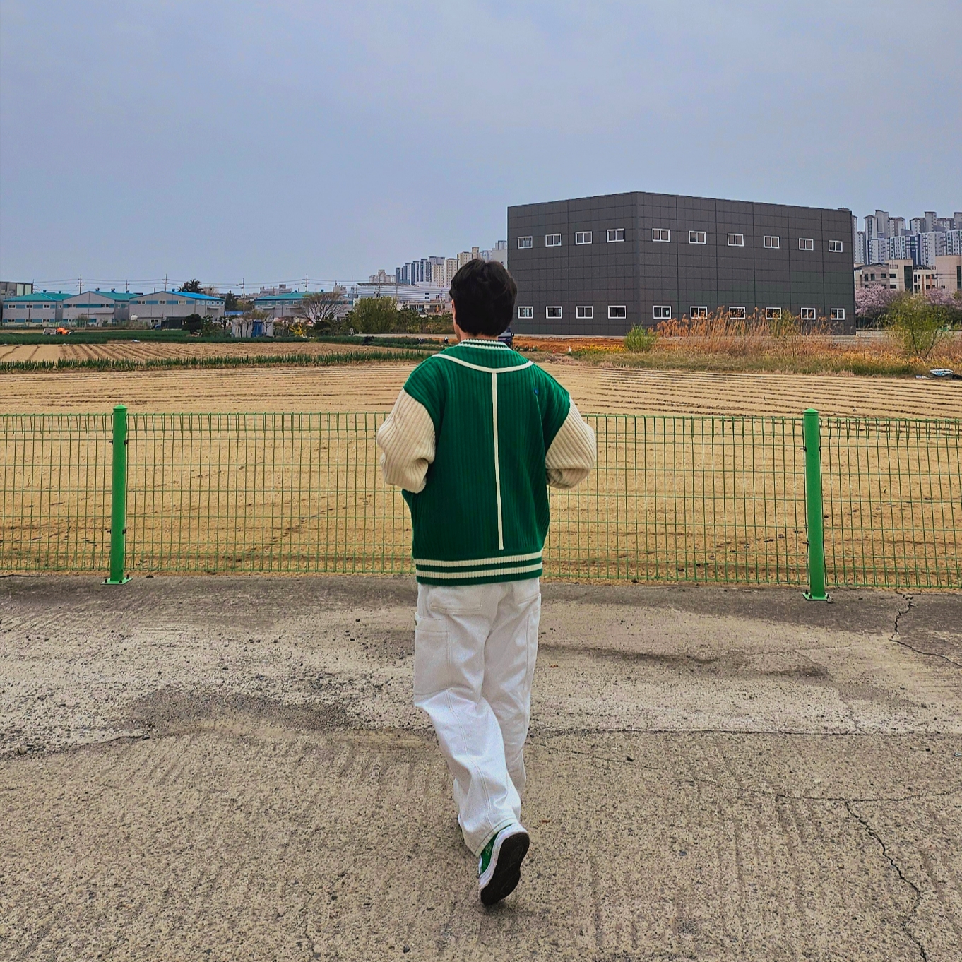 Ader Error Tomb Cardigan Green, Maison Mihara Yasuhiro Blakey OG Sole Canvas Low-top Sneakers Green 착용 스타일 - 3