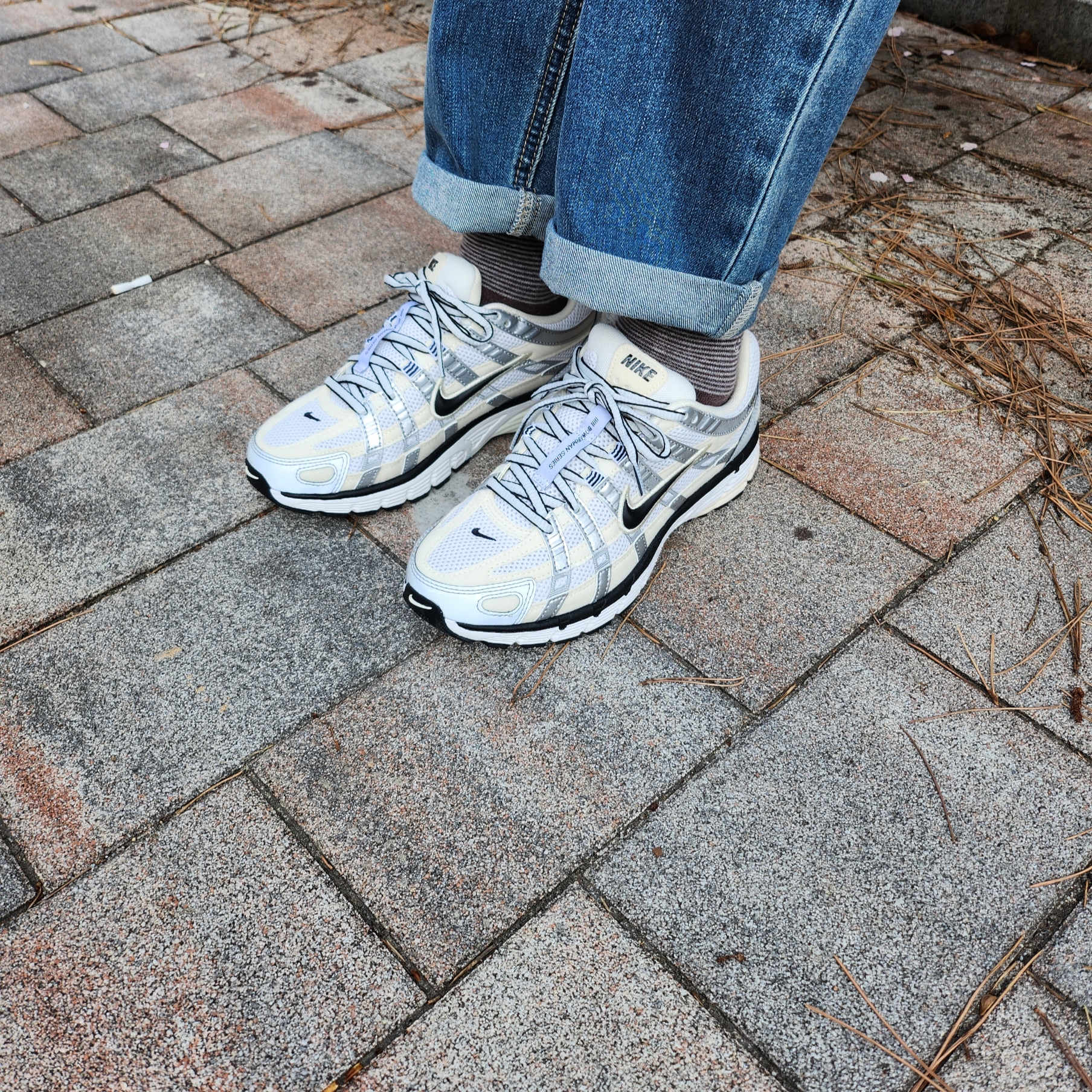 (W) Nike P-6000 Coconut Milk Metallic Silver, Nike P-6000 PRM Light Iron Ore 착용 스타일 - 4