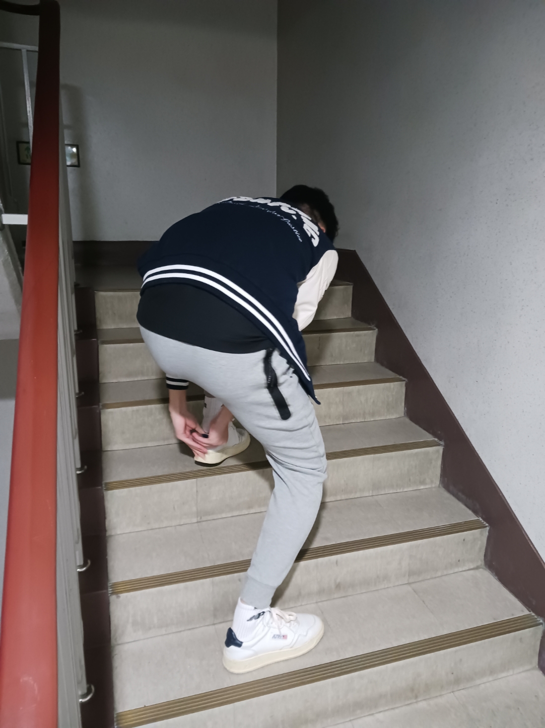 Autry Medalist Low Leather Sneakers White Black 착용 스타일 - 3
