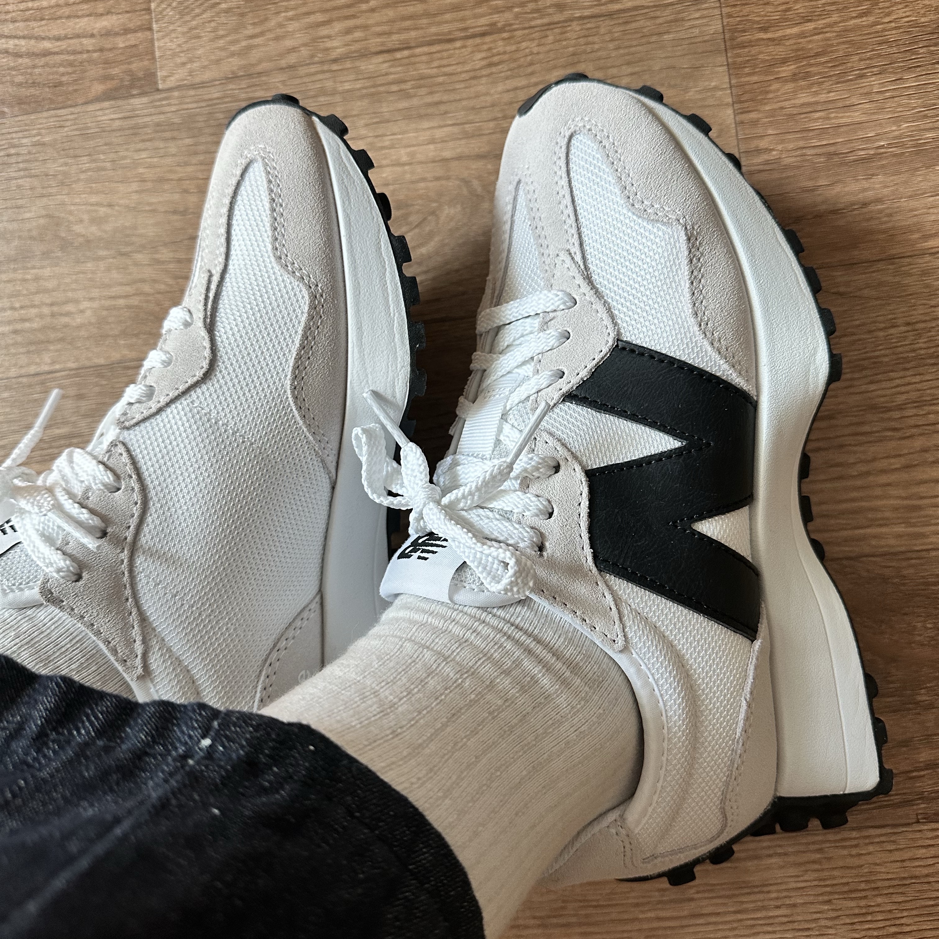 New Balance 327 White Black 착용 스타일 - 3