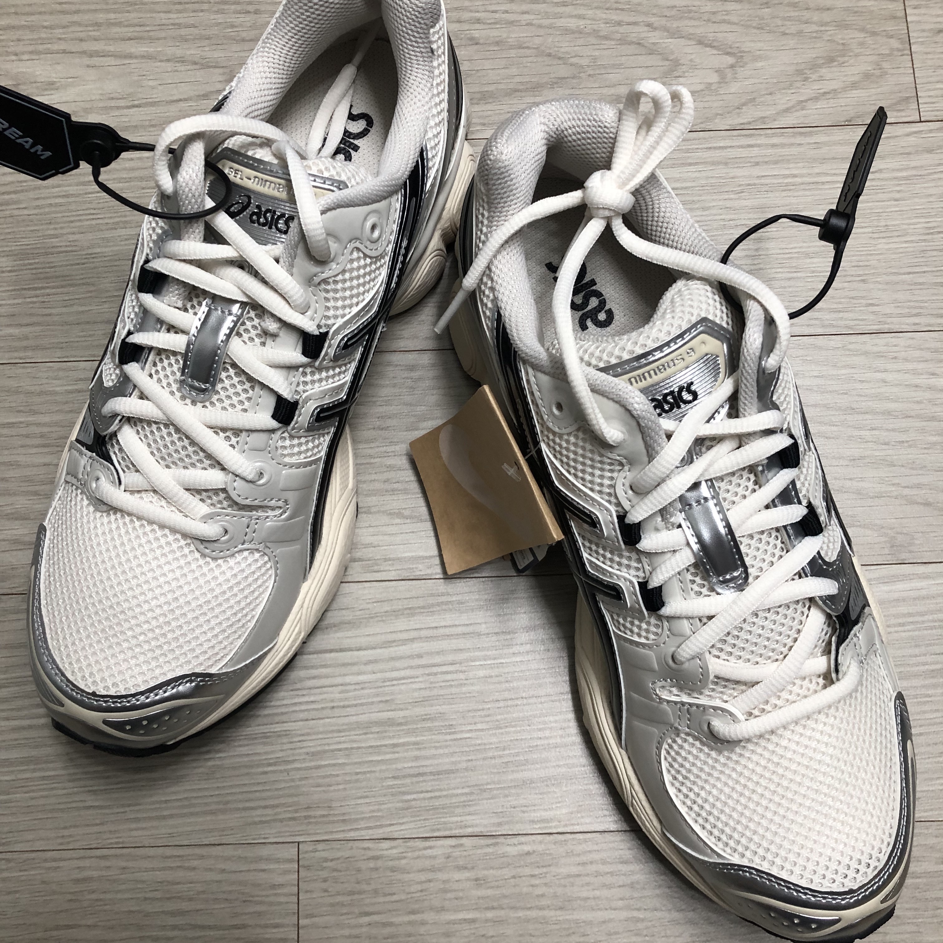 Asics Gel-Nimbus 9 Cream Black 착용 스타일 - 1