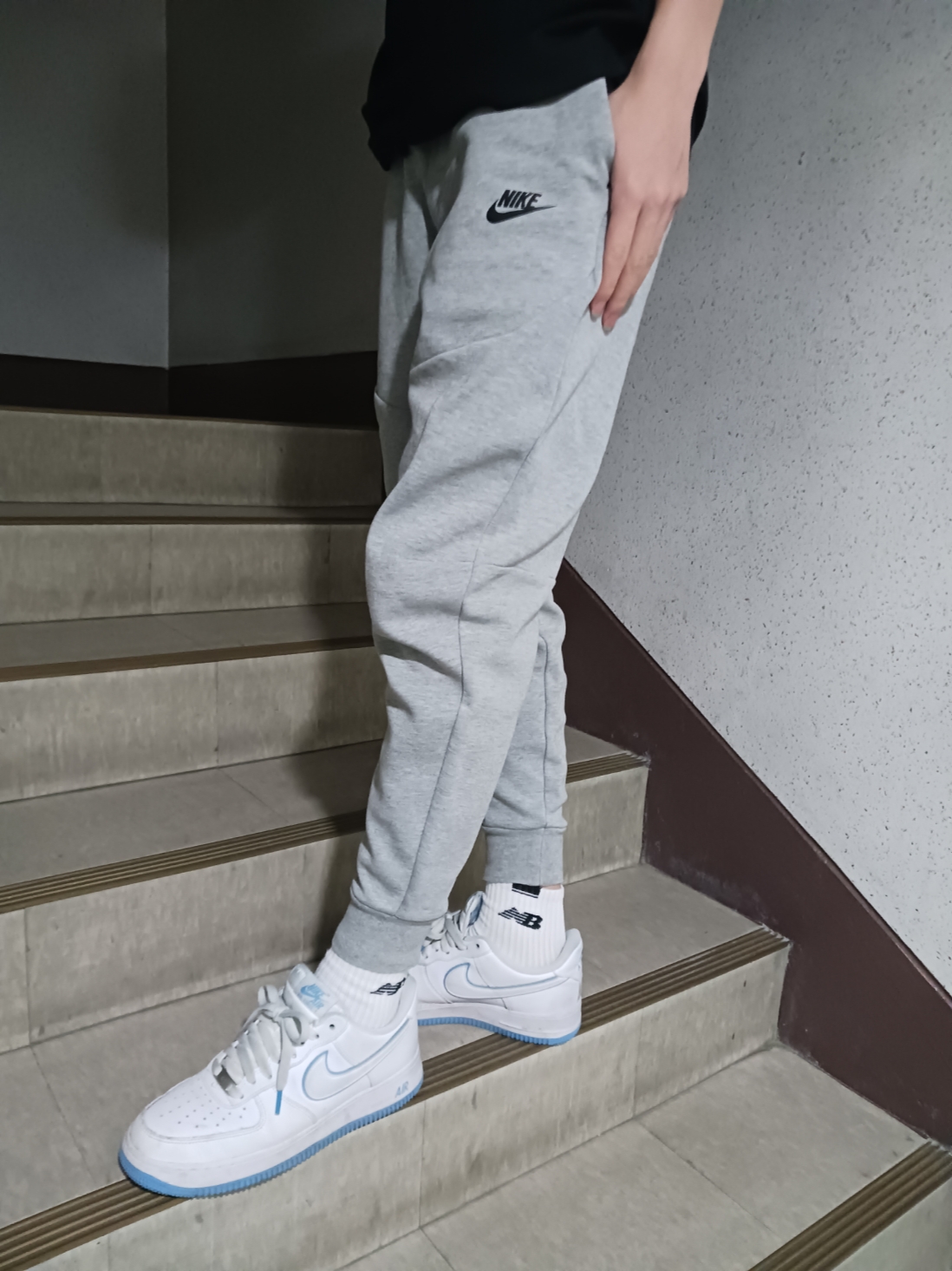 Nike Air Force 1 '07 White University Blue, Nike NSW Tech Fleece Jogger Dark Grey Heather - Asia 착용 스타일 - 2