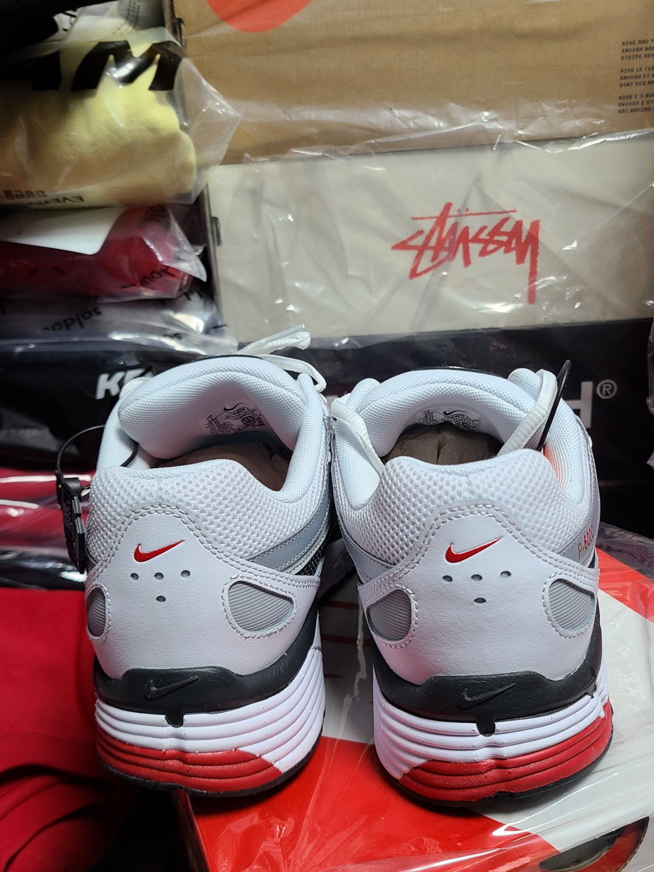 Nike P-6000 White Varsity Red 착용 스타일 - 2