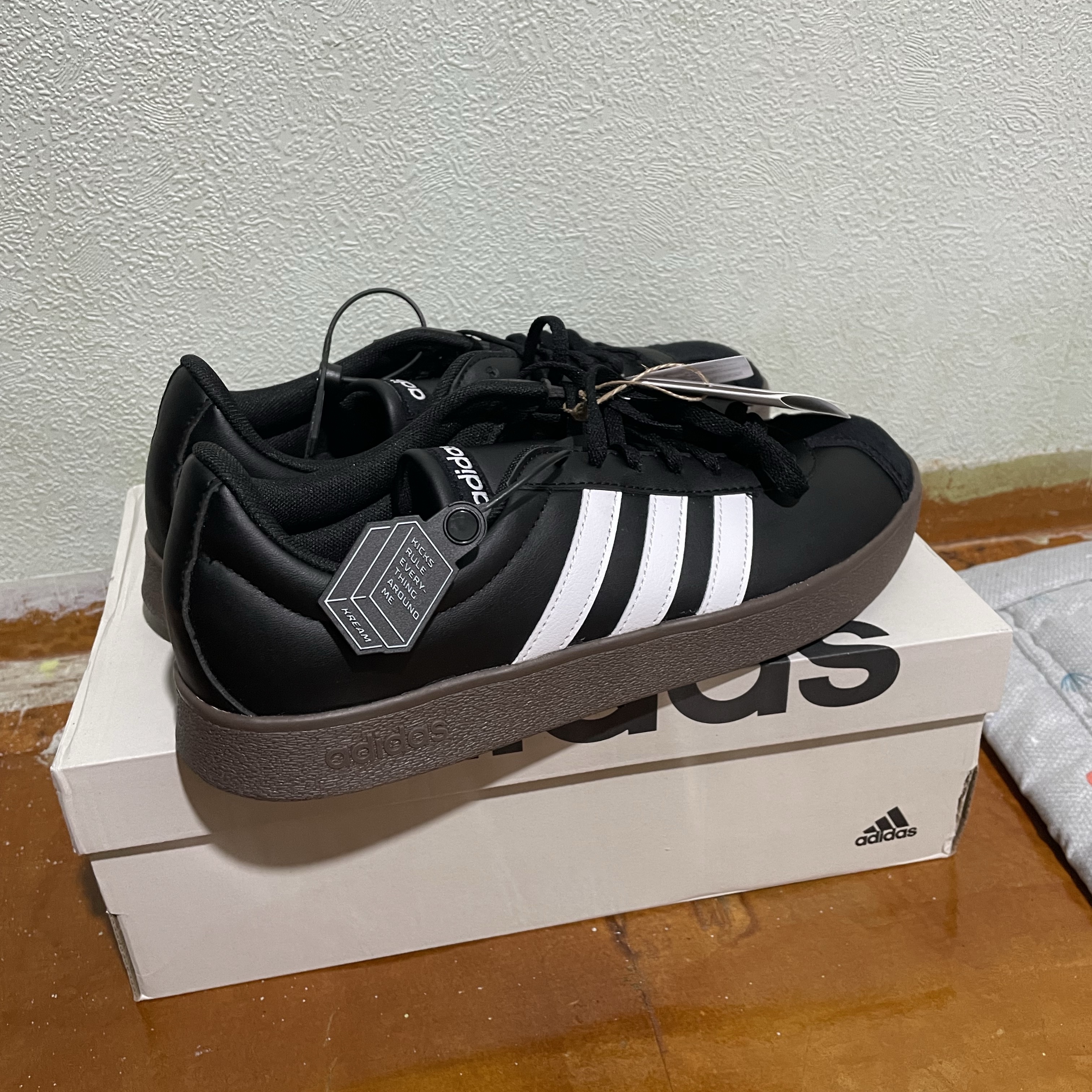 Adidas VL Court Base Core Black Cloud White 착용 스타일