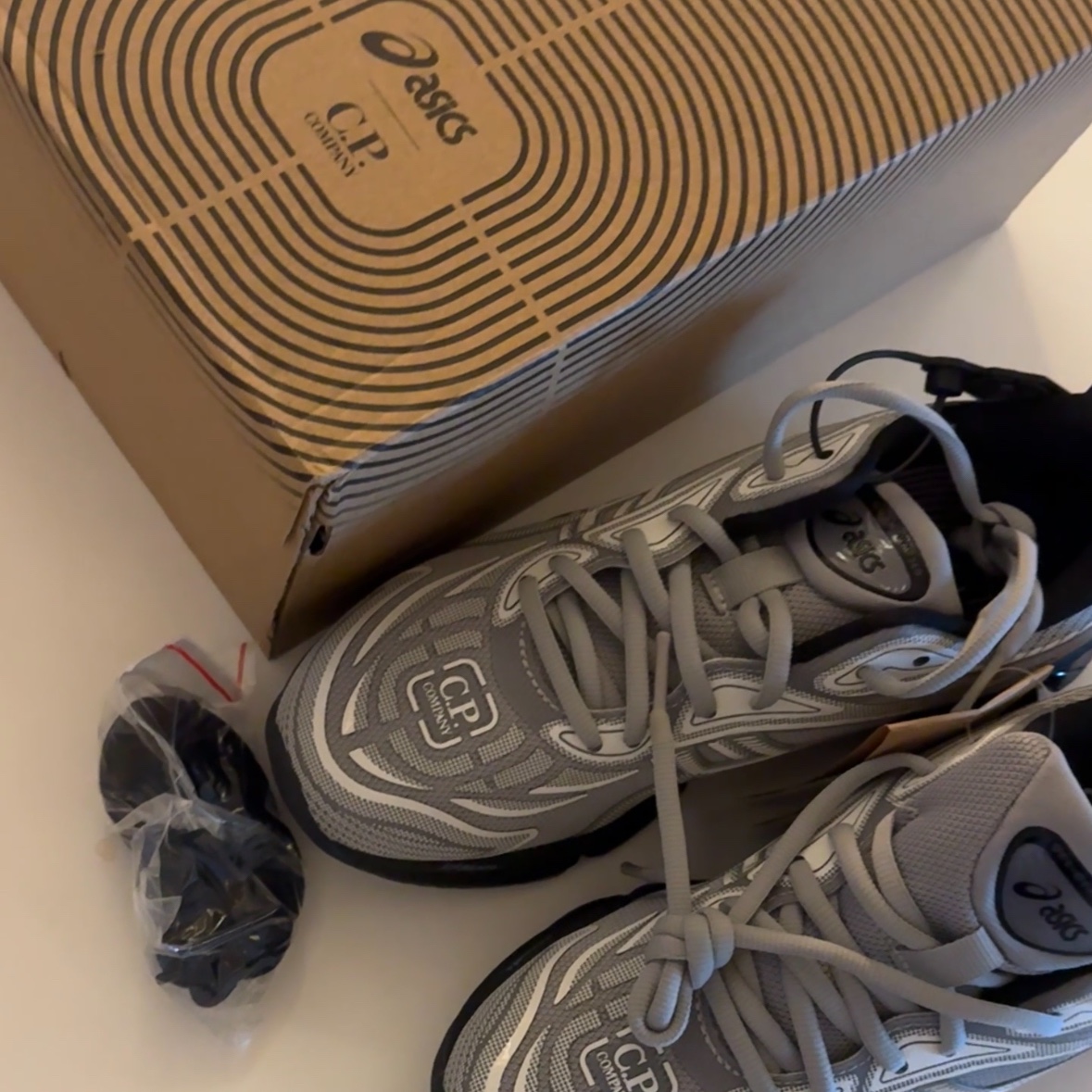 Asics x C.P. Company Gel-Quantum 360 VIII Cement Grey 착용 스타일 - 2
