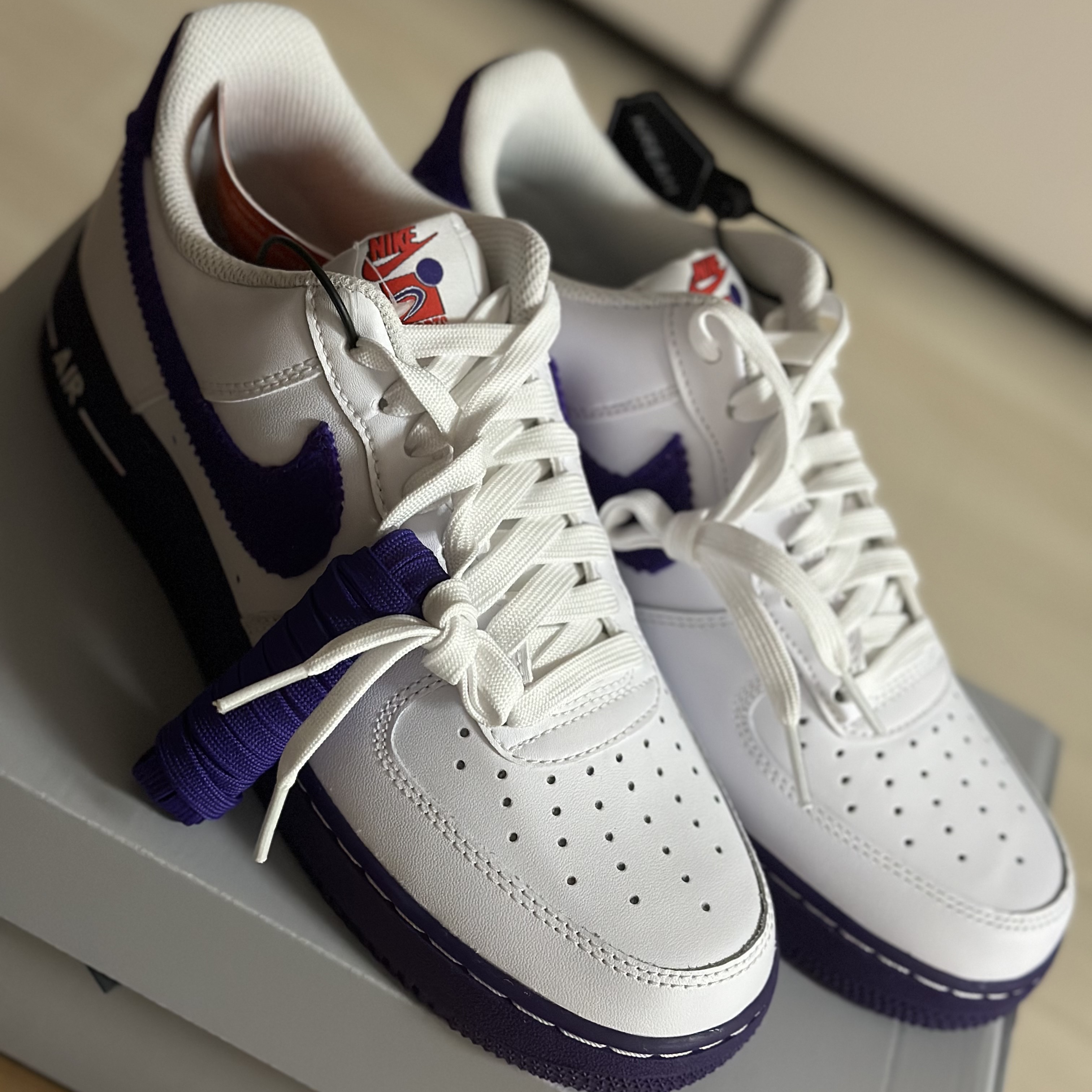 Nike Air Force 1 '07 LV8 EMB White and Court Purple 착용 스타일