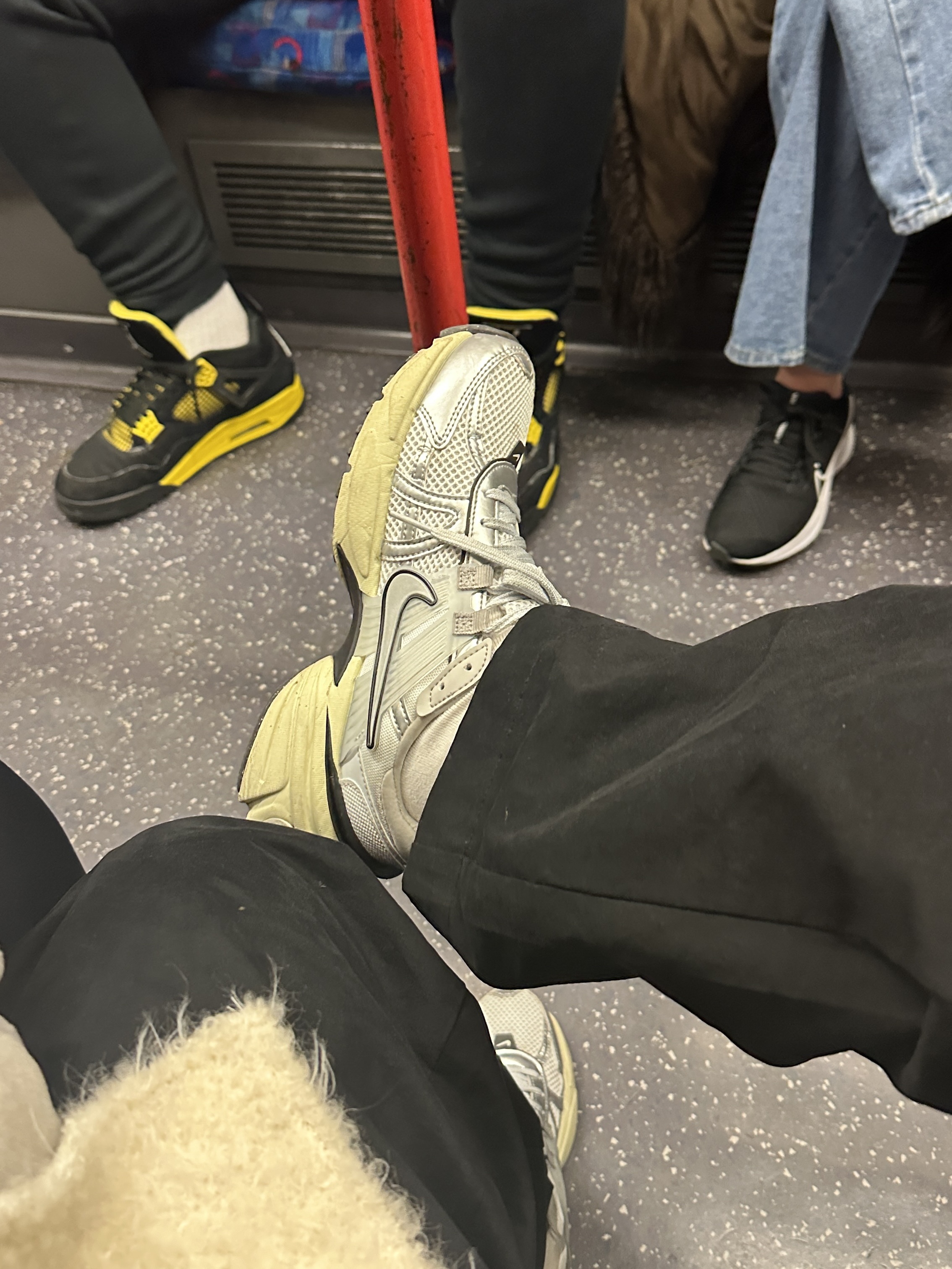 Nike V2K Run Summit White Metallic Silver 착용 스타일 - 3