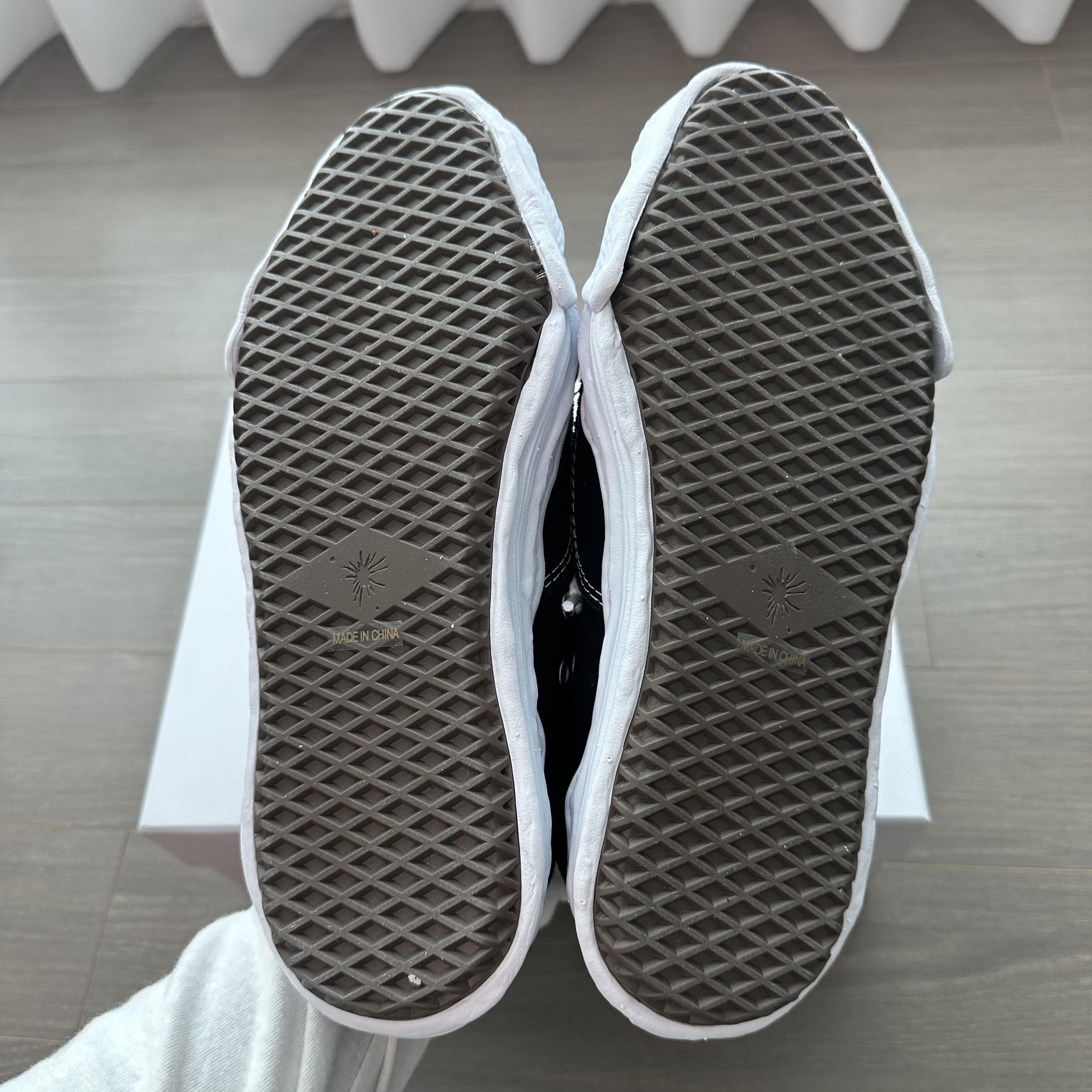 Maison Mihara Yasuhiro Hank OG Sole Canvas Low-top Sneakers Black 착용 스타일 - 9