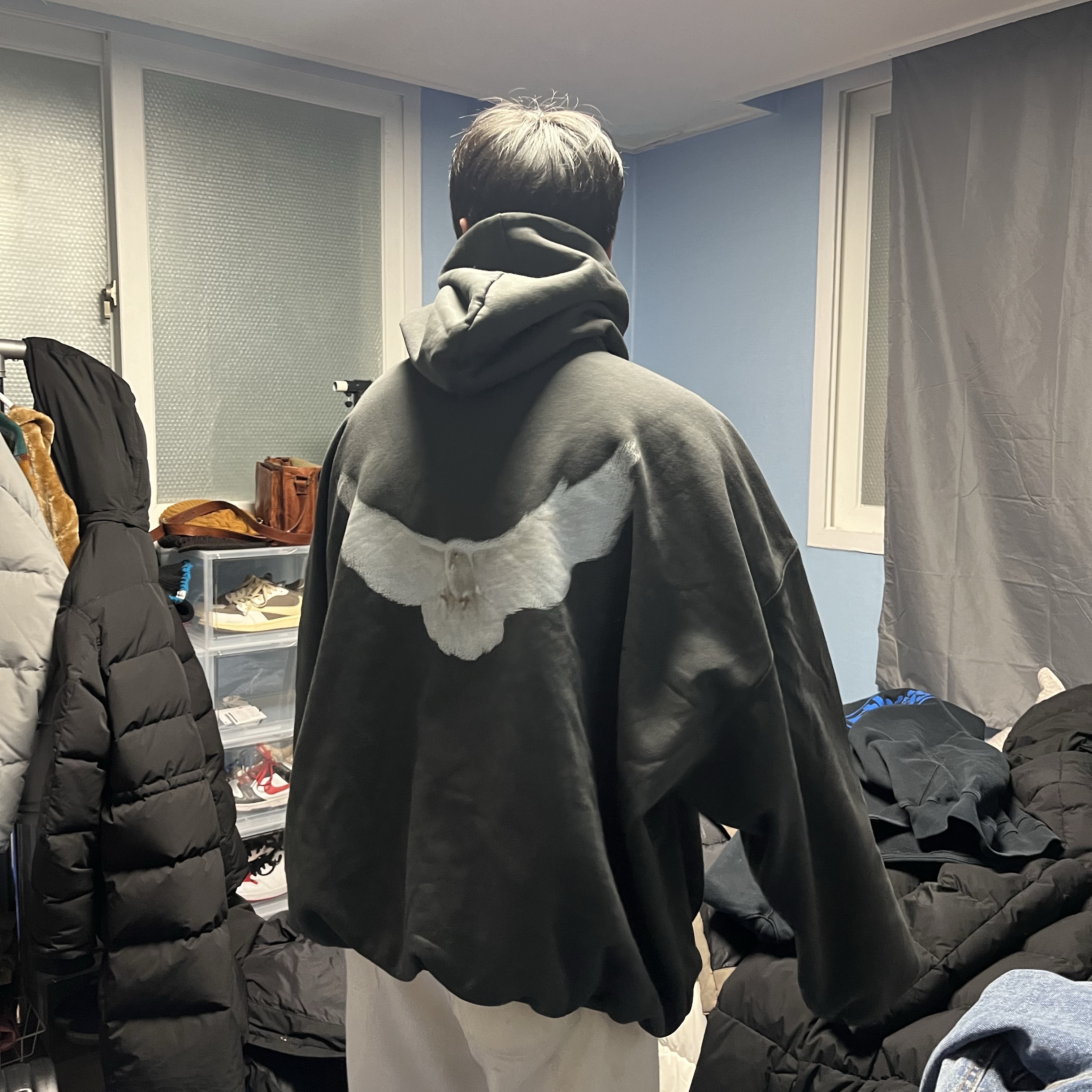 Yeezy Gap Engineered By Balenciaga Dove Hoodie Black 착용 스타일