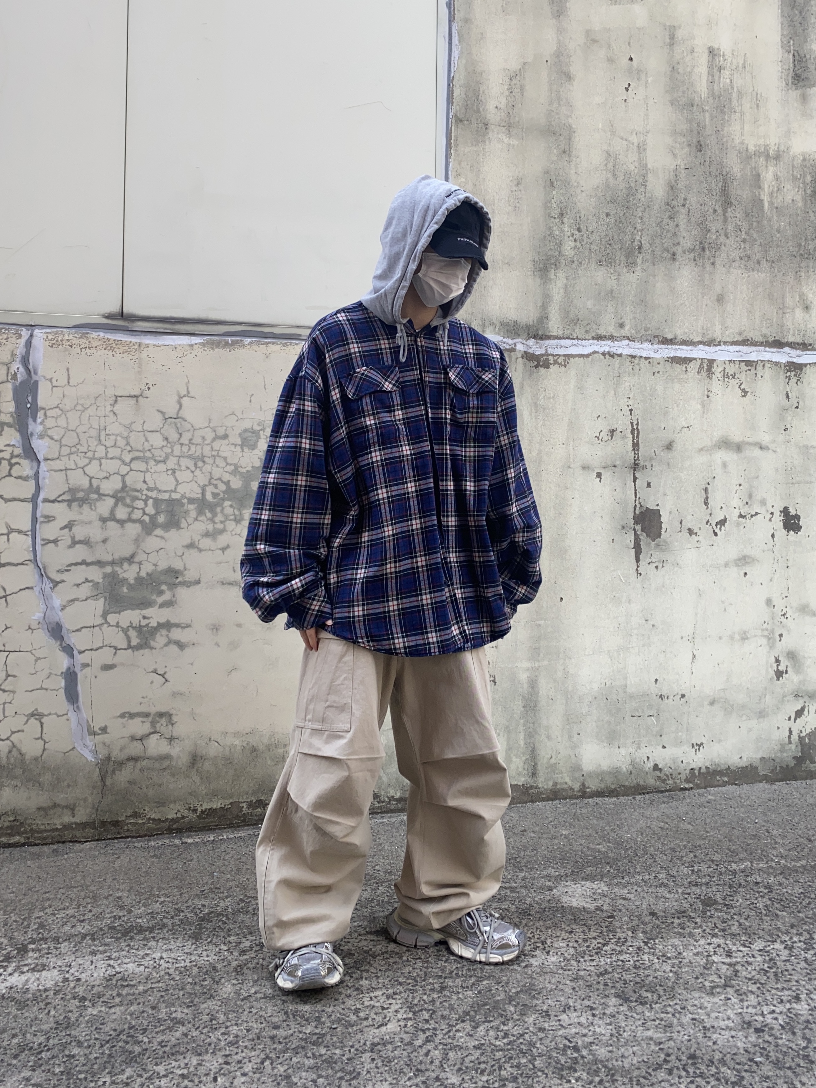 Project G/R Reversible Hoodie Check Shirts Navy, Nonnod Side Zip Cargo Pants Beige 착용 스타일 - 2