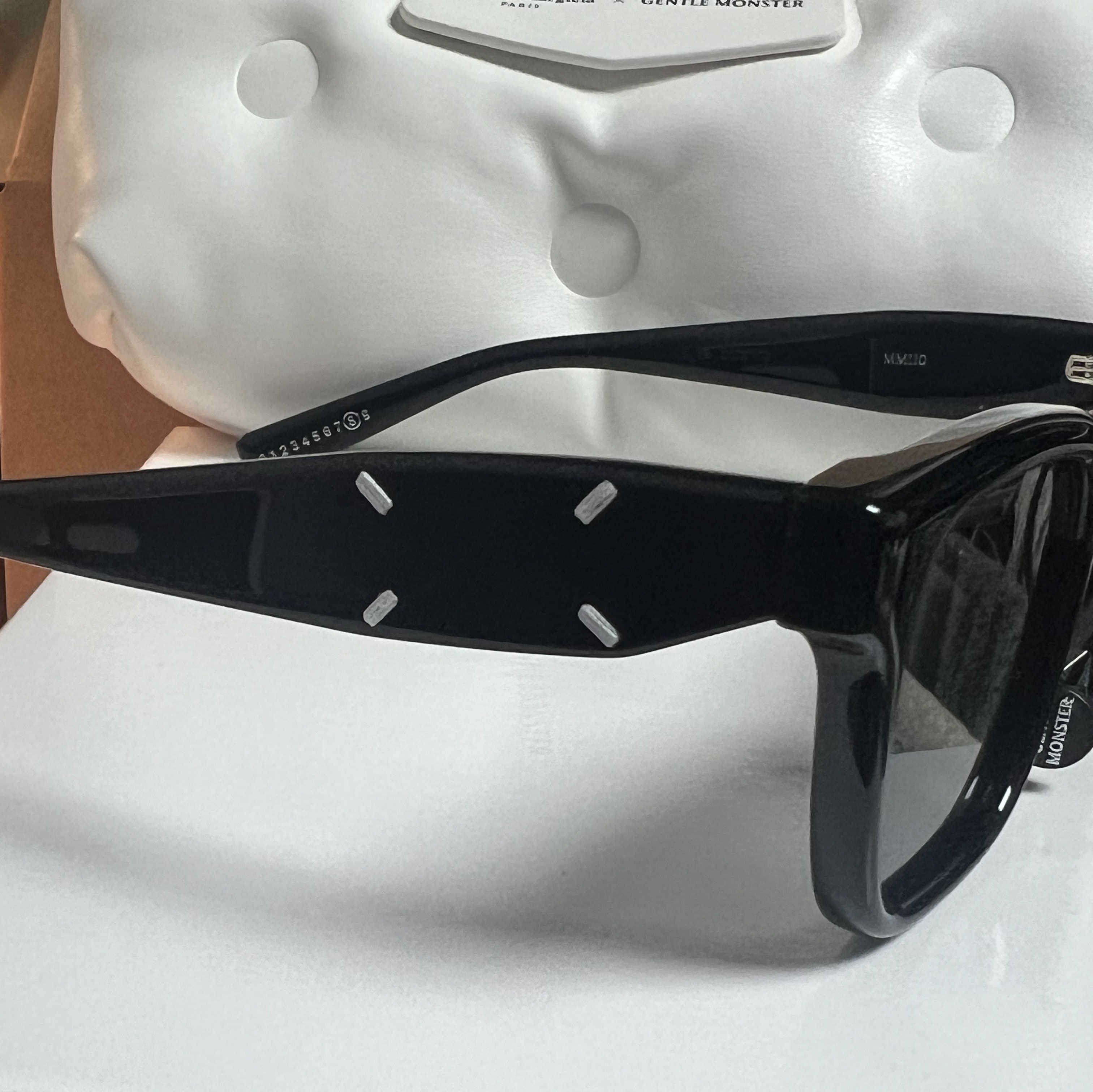 Gentle Monster x Maison Margiela MM110 Black Black 착용 스타일 - 2