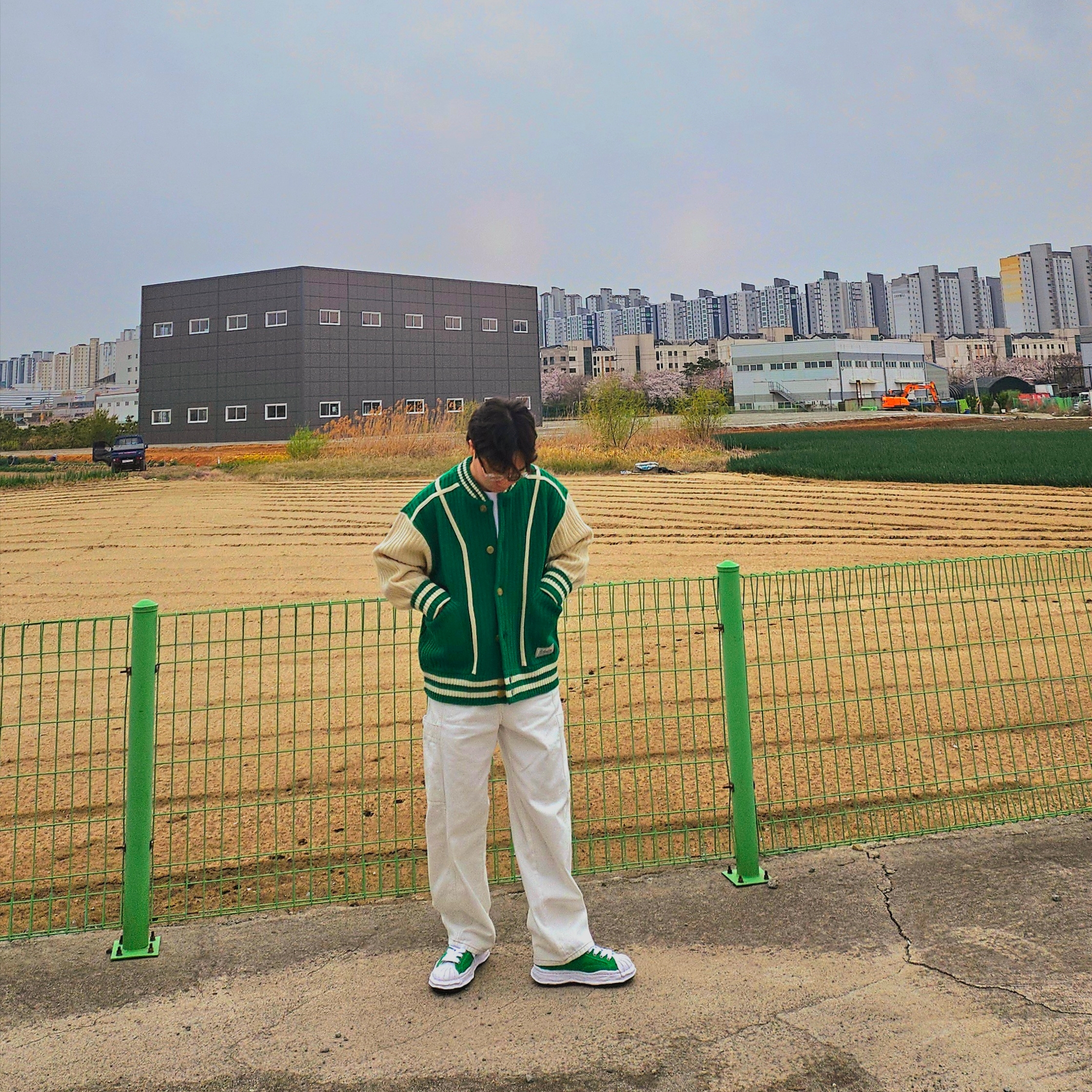 Ader Error Tomb Cardigan Green, Maison Mihara Yasuhiro Blakey OG Sole Canvas Low-top Sneakers Green 착용 스타일 - 4