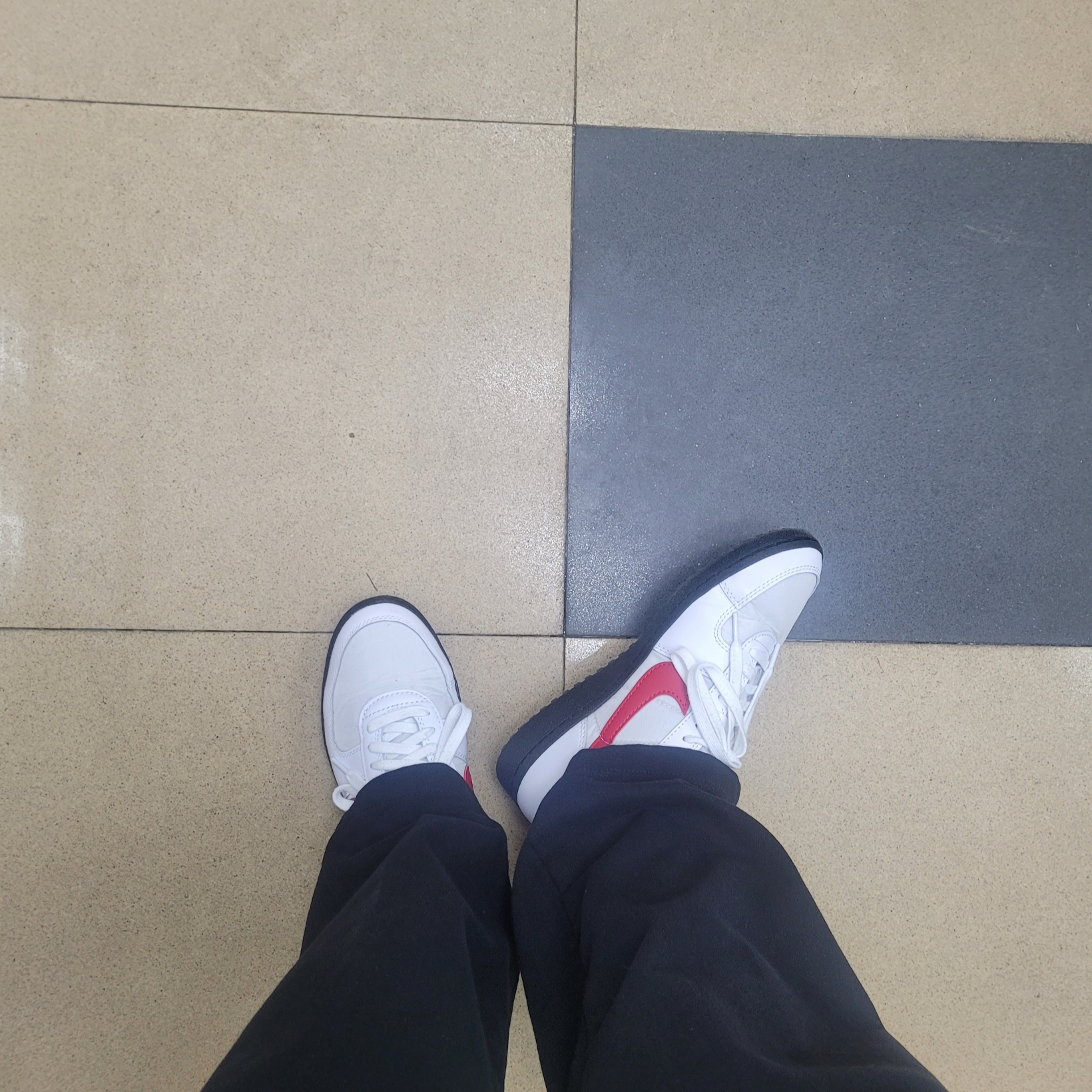 Nike Field General 82 SP White and Varsity Red 착용 스타일