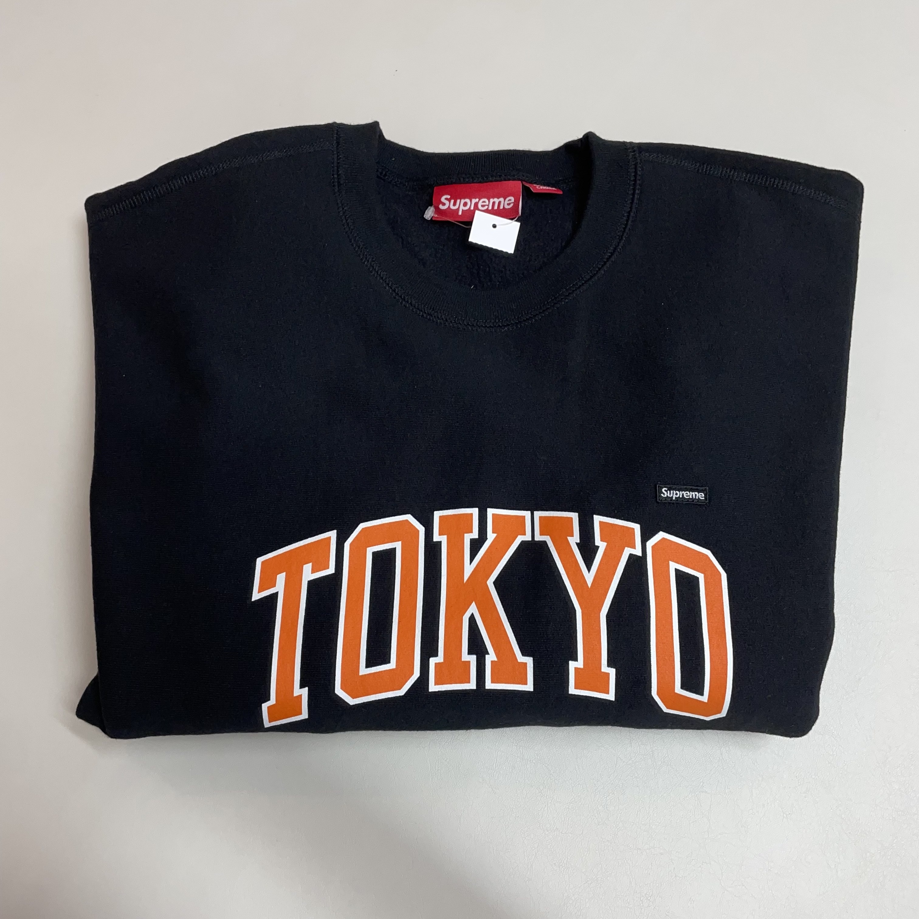 Supreme Tokyo Shop Small Box Crewneck Black - 24SS 착용 스타일 - 2
