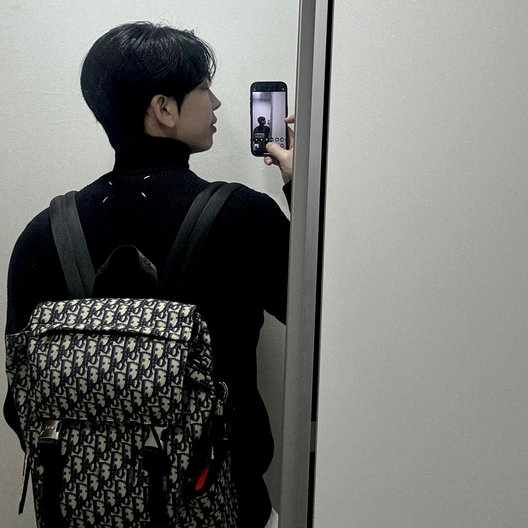 Maison Margiela Knit Zip Up Cardigan Black, Dior Explorer Backpack Beige & Black Dior Oblique Jacquard 착용 스타일