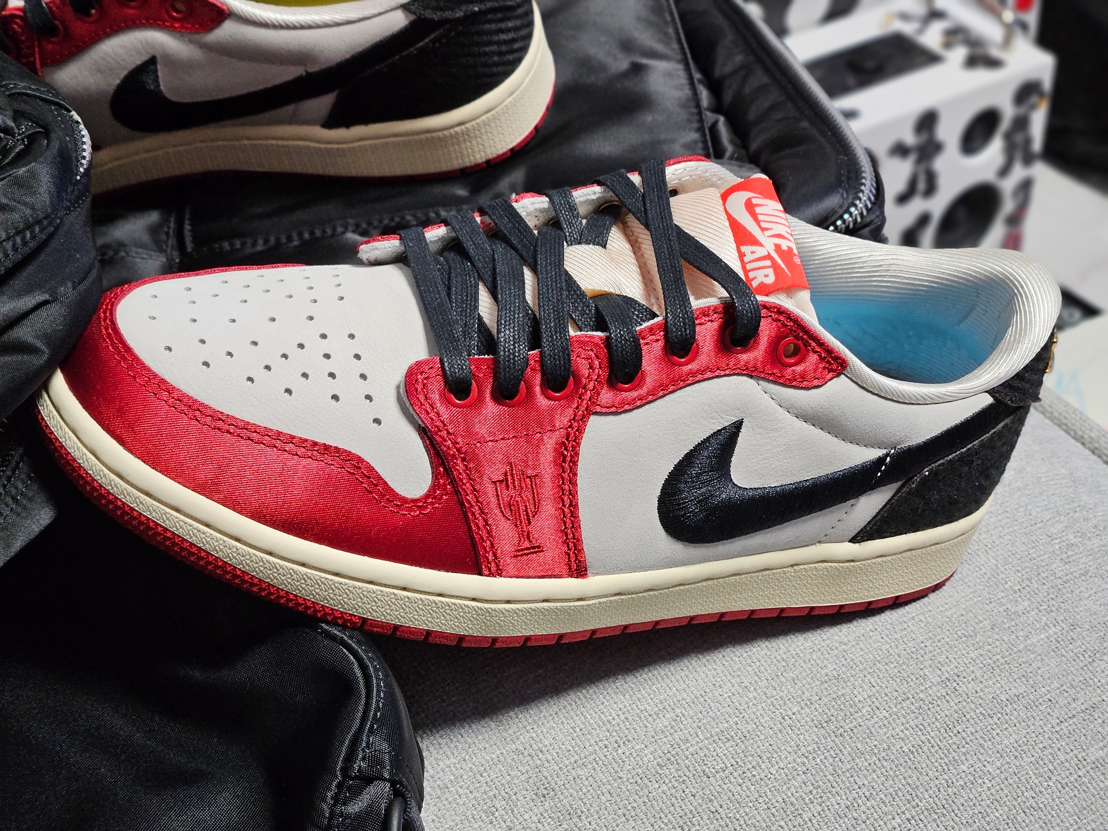Jordan 1 x Trophy Room Retro Low OG SP Sail Varsity Red 착용 스타일 - 1