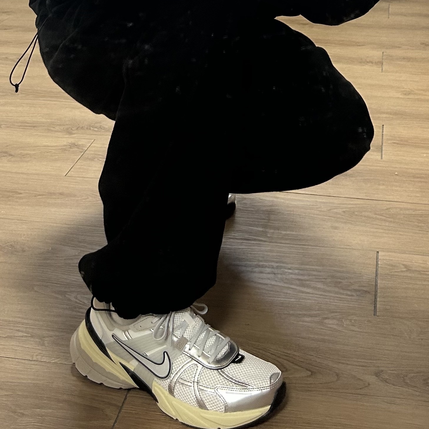 Nike V2K Run Summit White Metallic Silver 착용 스타일