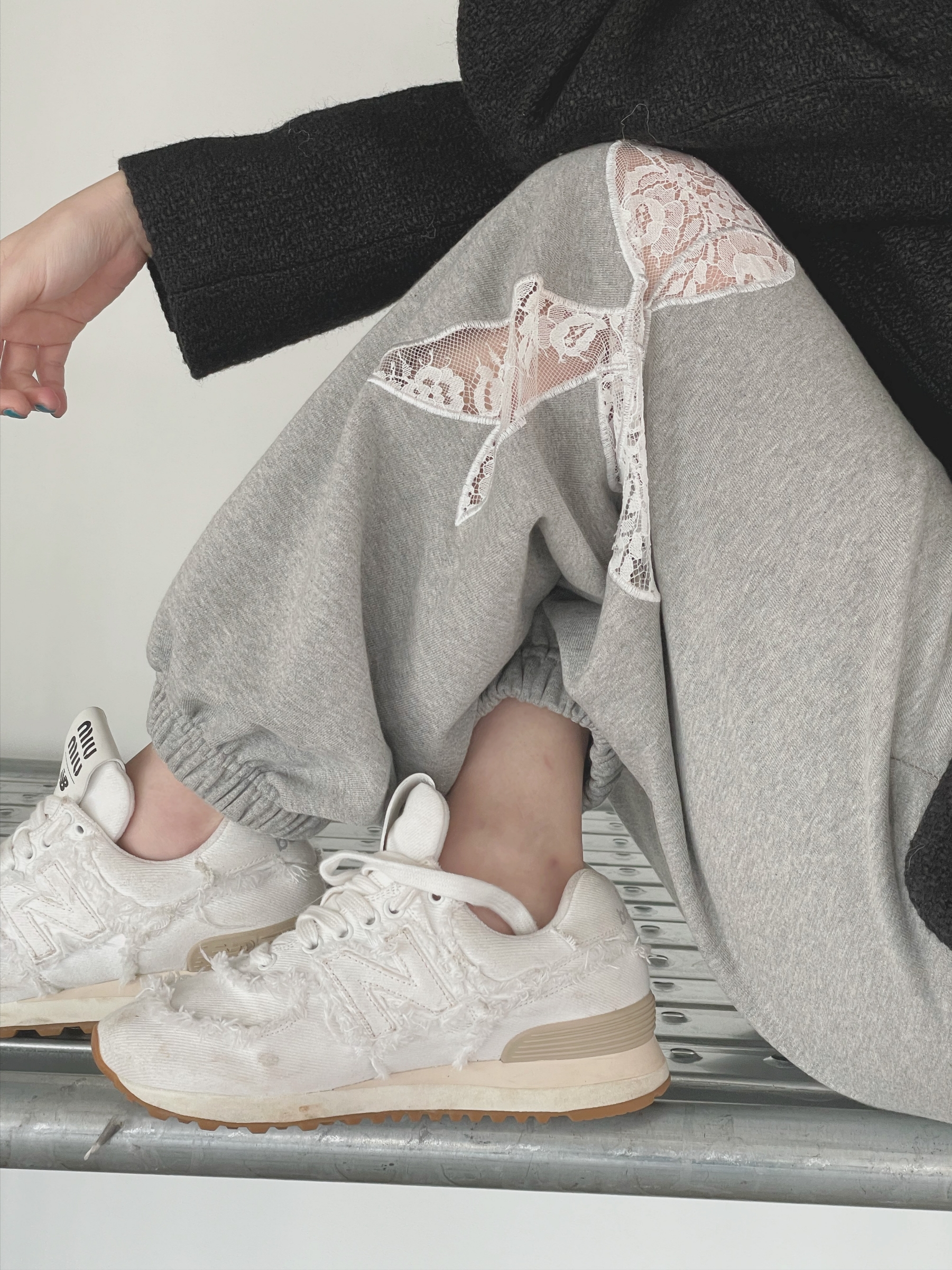 Emis New Logo Pigment Ball Cap Beige, (W) New Balance x Miu Miu 574 Denim White 착용 스타일 - 1