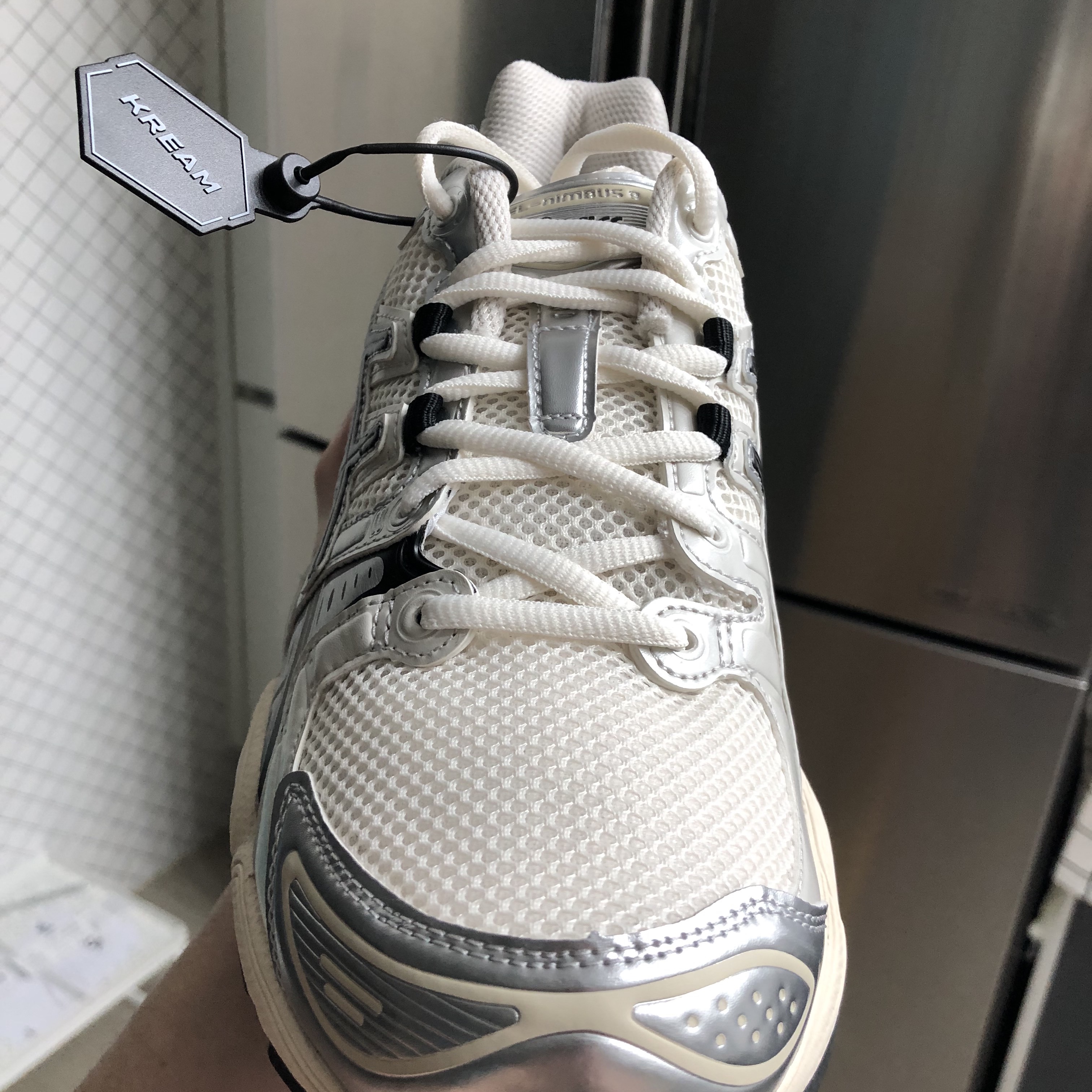 Asics Gel-Nimbus 9 Cream Black 착용 스타일 - 2
