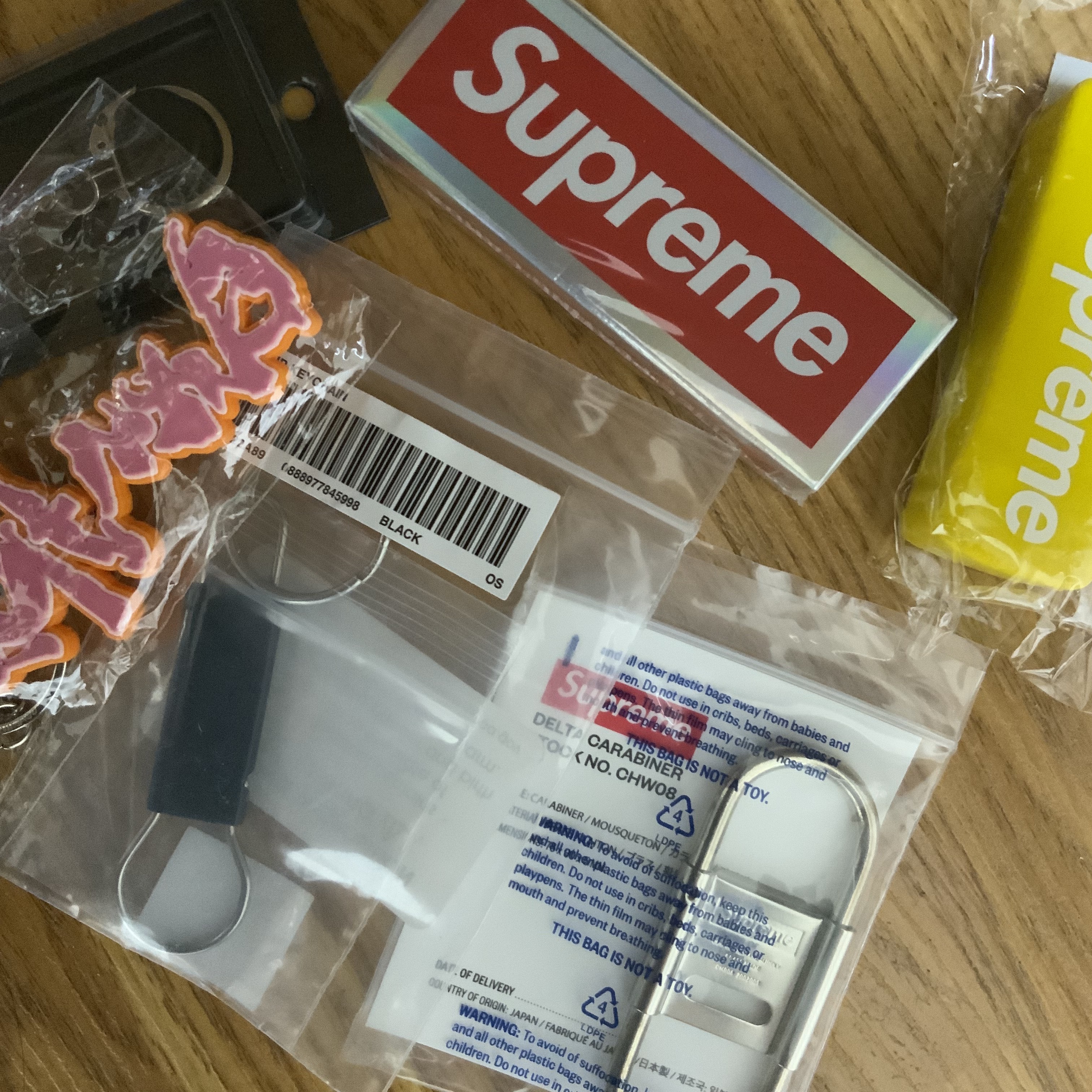 Supreme Clip Keychain Black - 22SS, Supreme x Bicycle Holographic Slice Cards Holographic - 23FW 착용 스타일