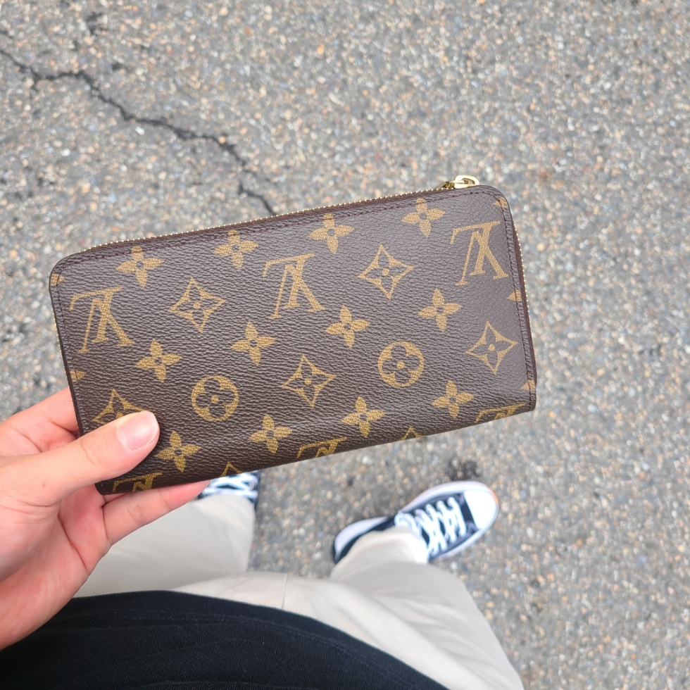 Louis Vuitton Zippy Wallet Monogram Coquelicot Red 착용 스타일 - 1
