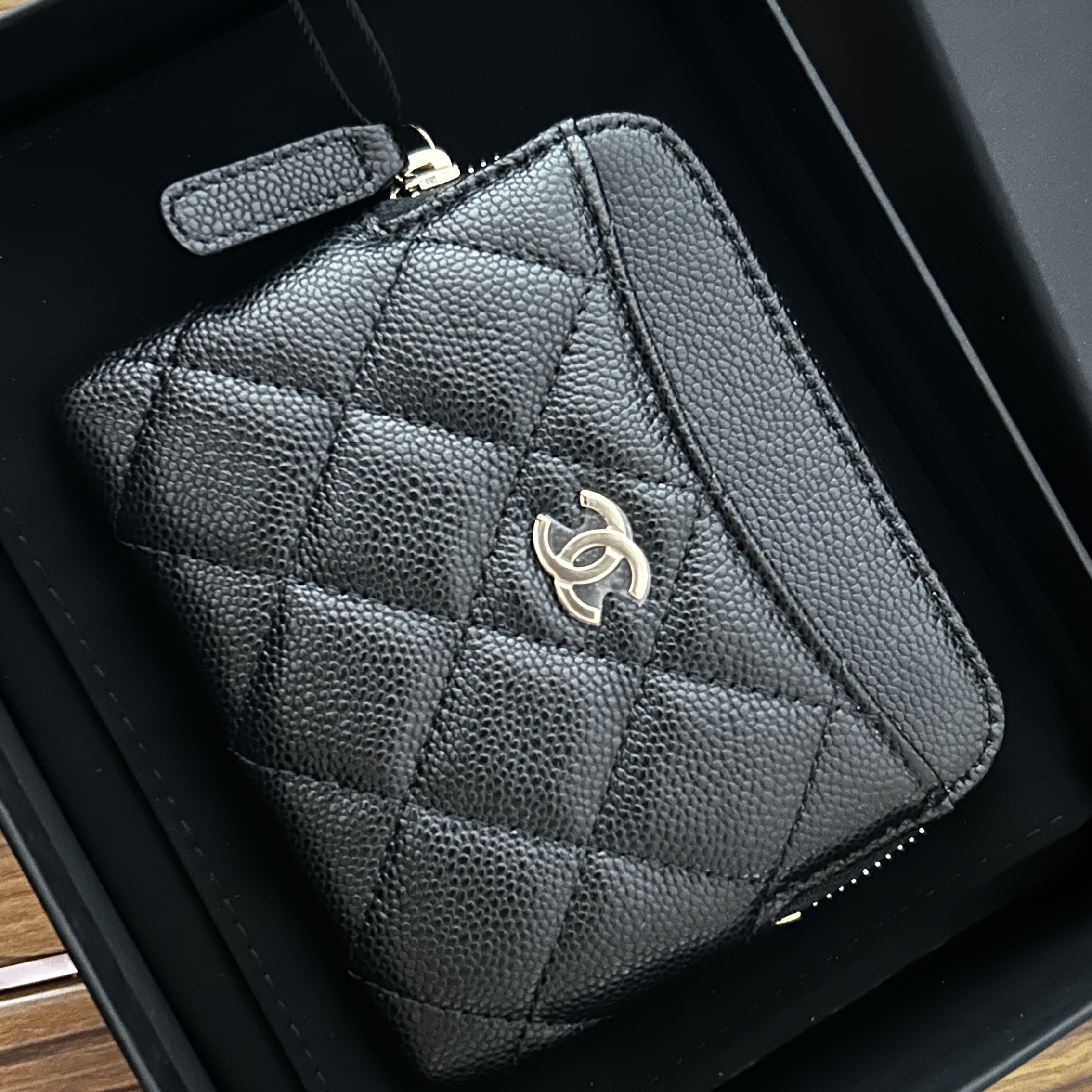 Chanel Classic Zipped Coin Card Holder Grained Shiny Calfskin & Gold Black 착용 스타일
