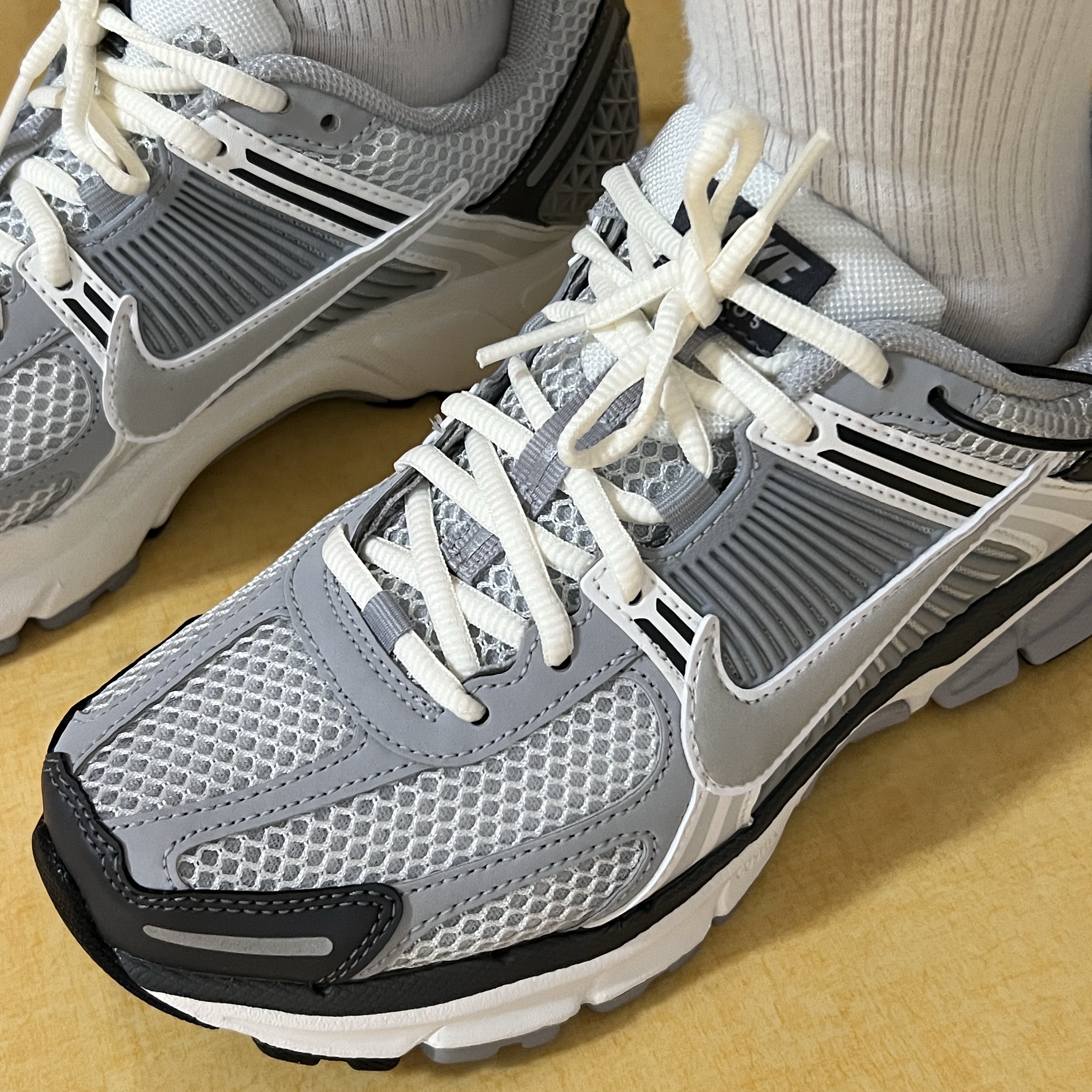 (W) Nike Zoom Vomero 5 Pure Platinum Metallic Silver 착용 스타일
