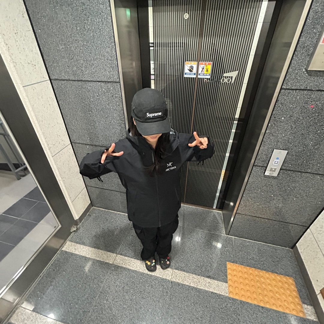 Supreme Military Camp Cap Black - 23FW, Arc'teryx Zeta SL Jacket Black 착용 스타일